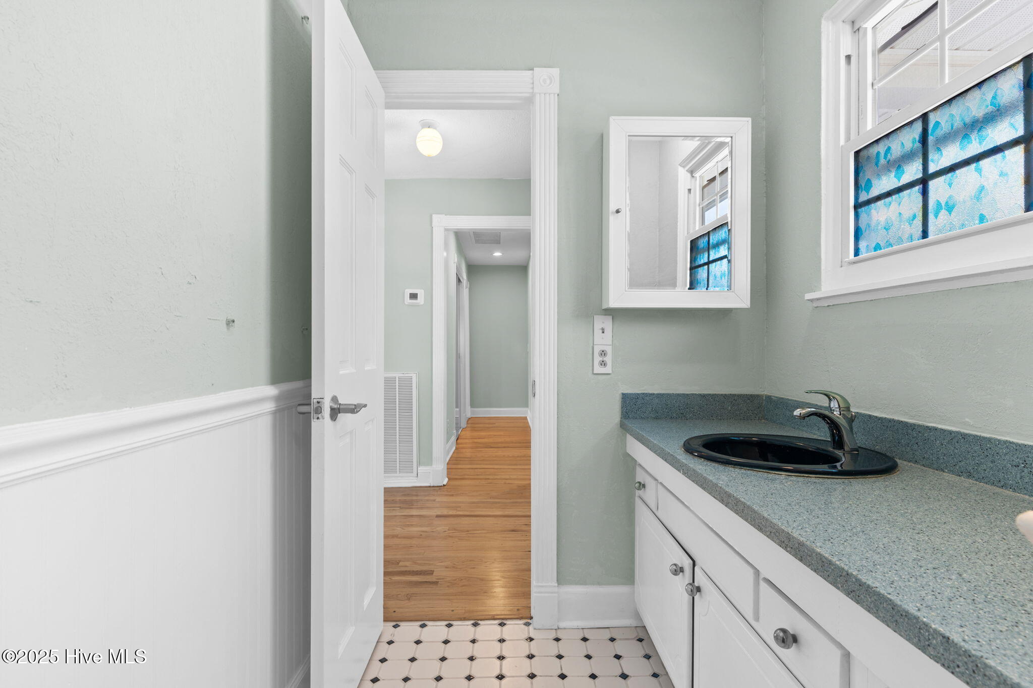 100543279 | Photo 30