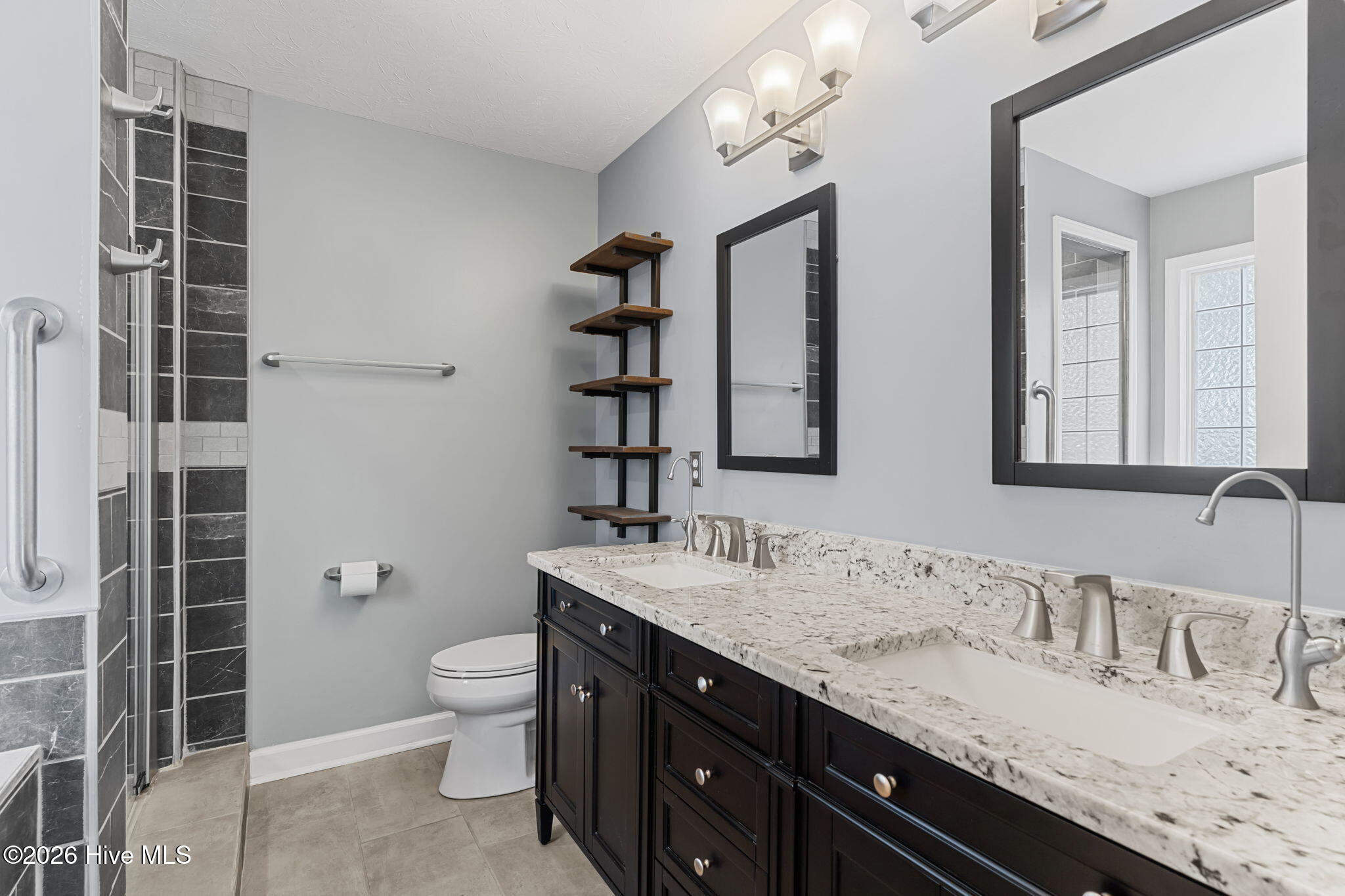 100563070 | Photo 26