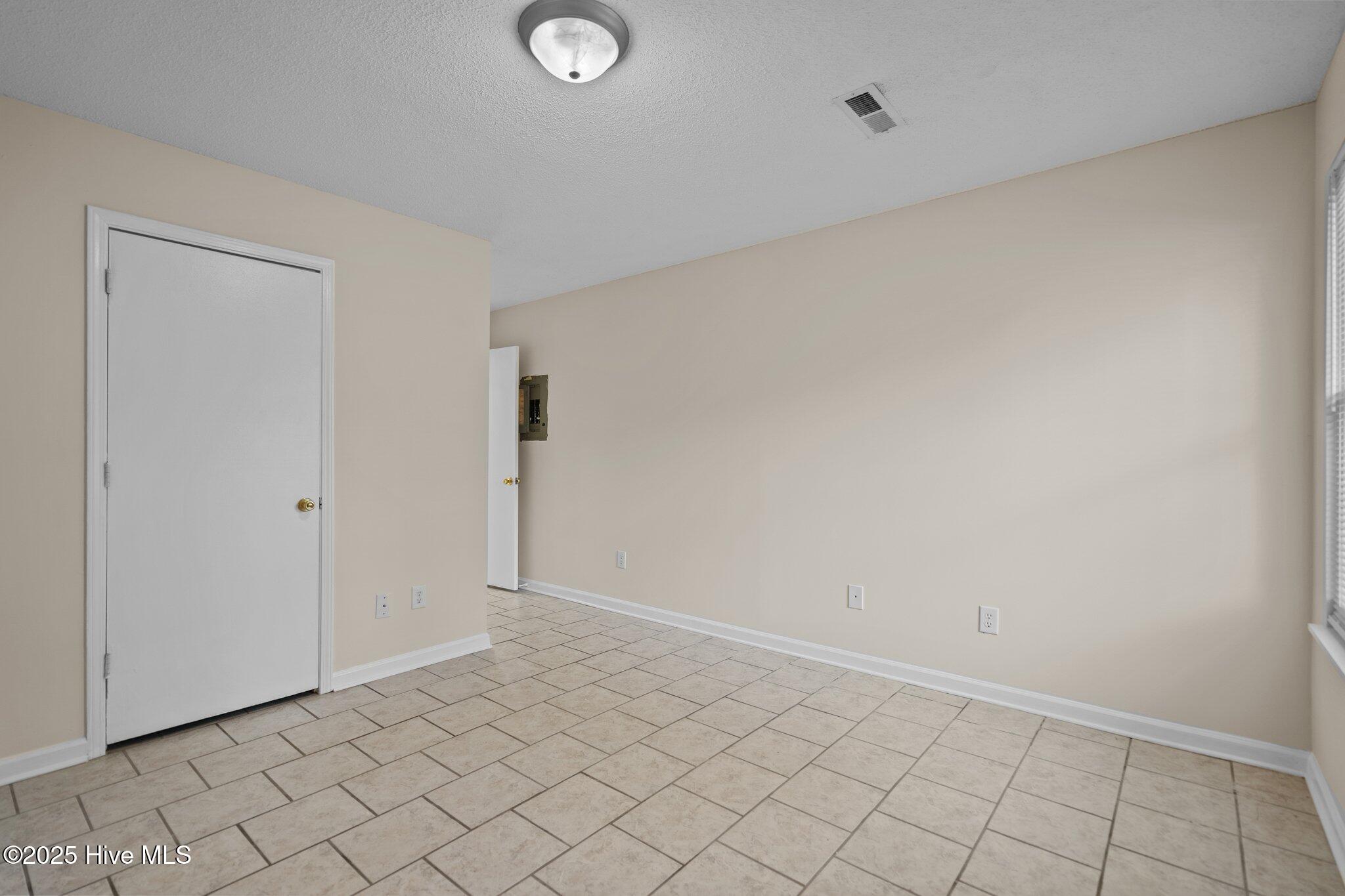 100530960 | Photo 11