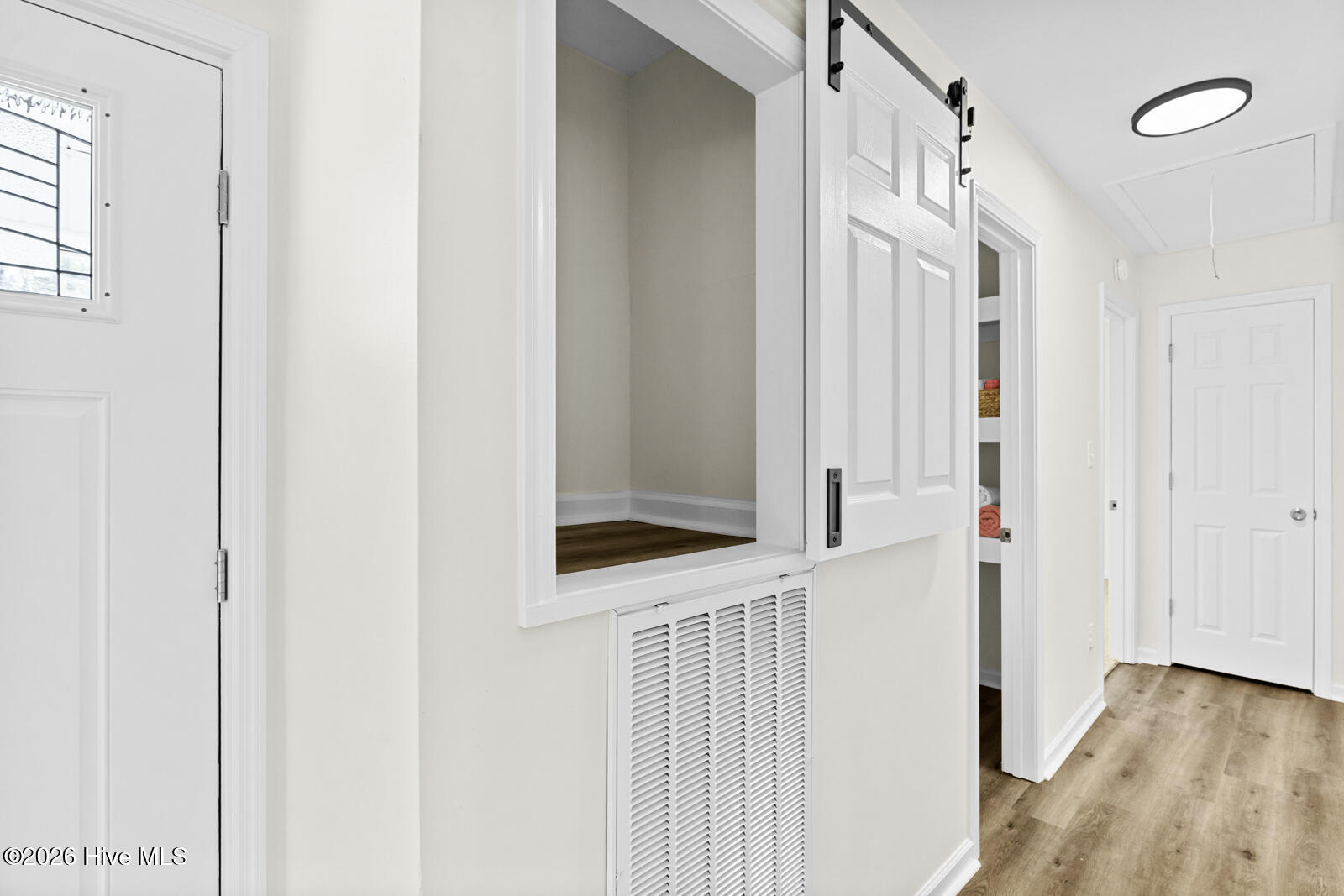 100563148 | Photo 24