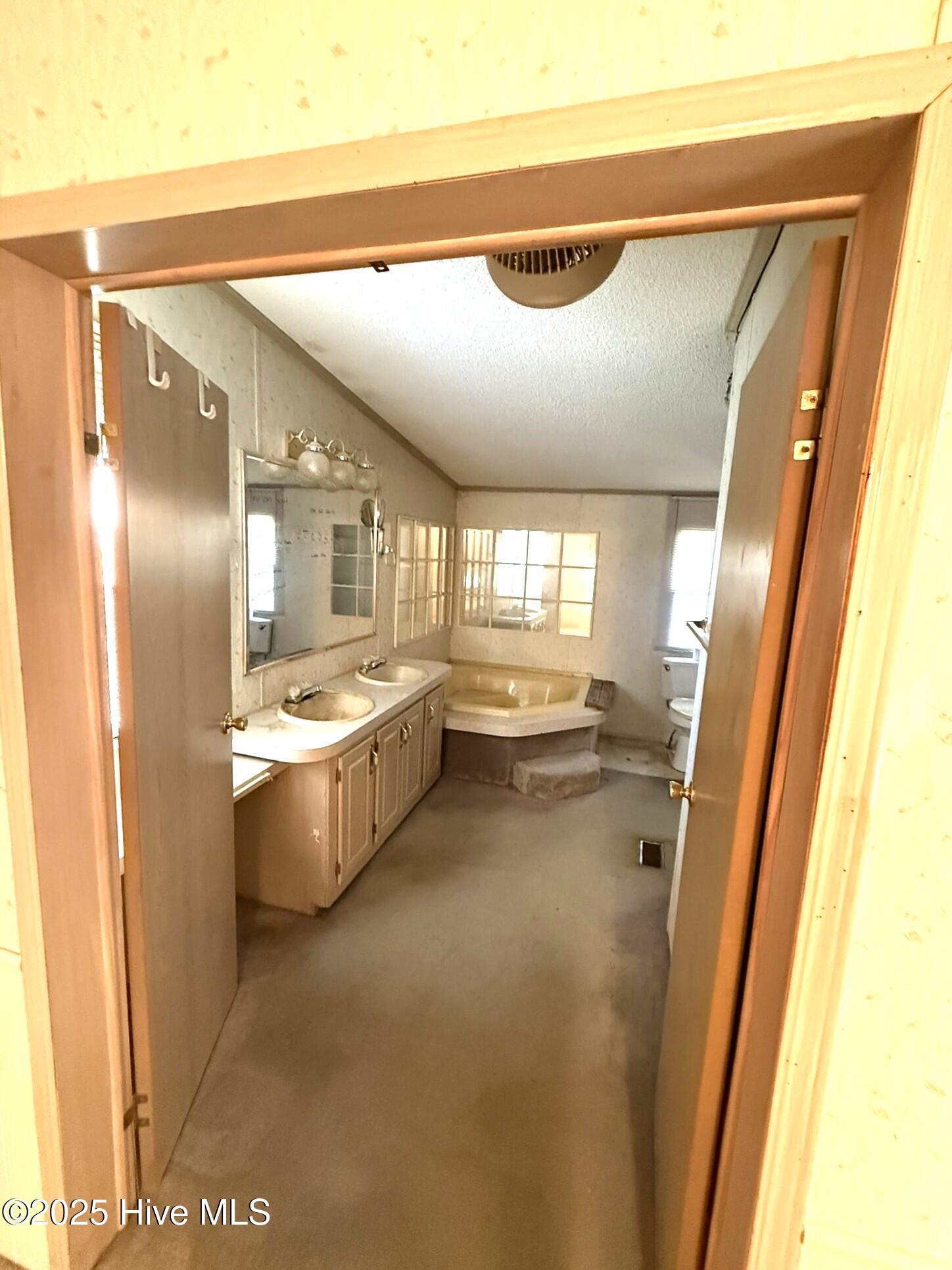 100543819 | Photo 13