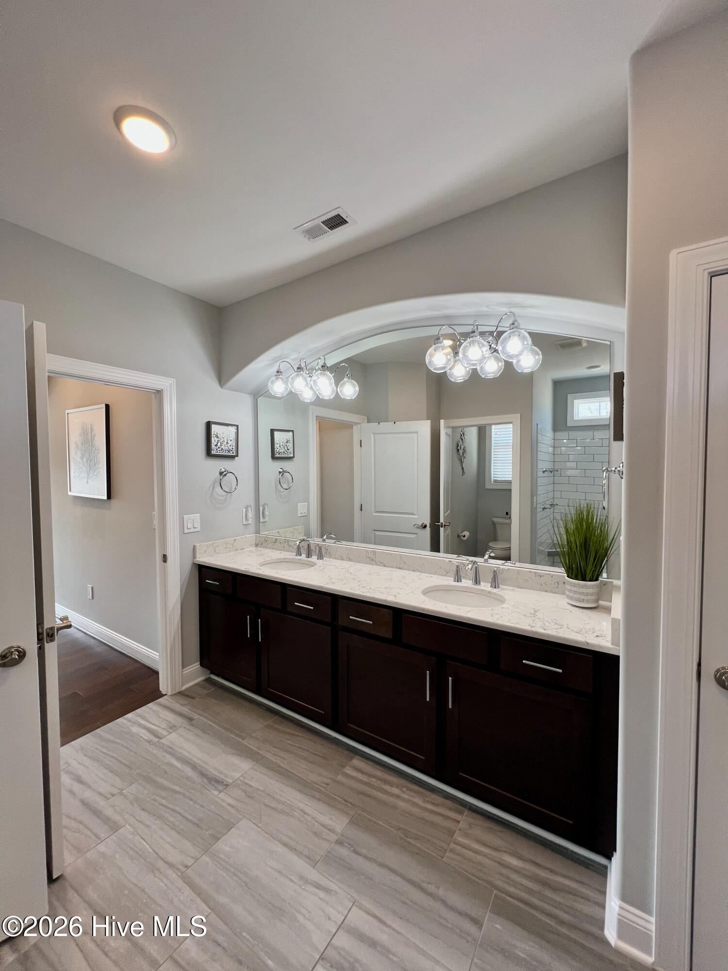 100549571 | Photo 39