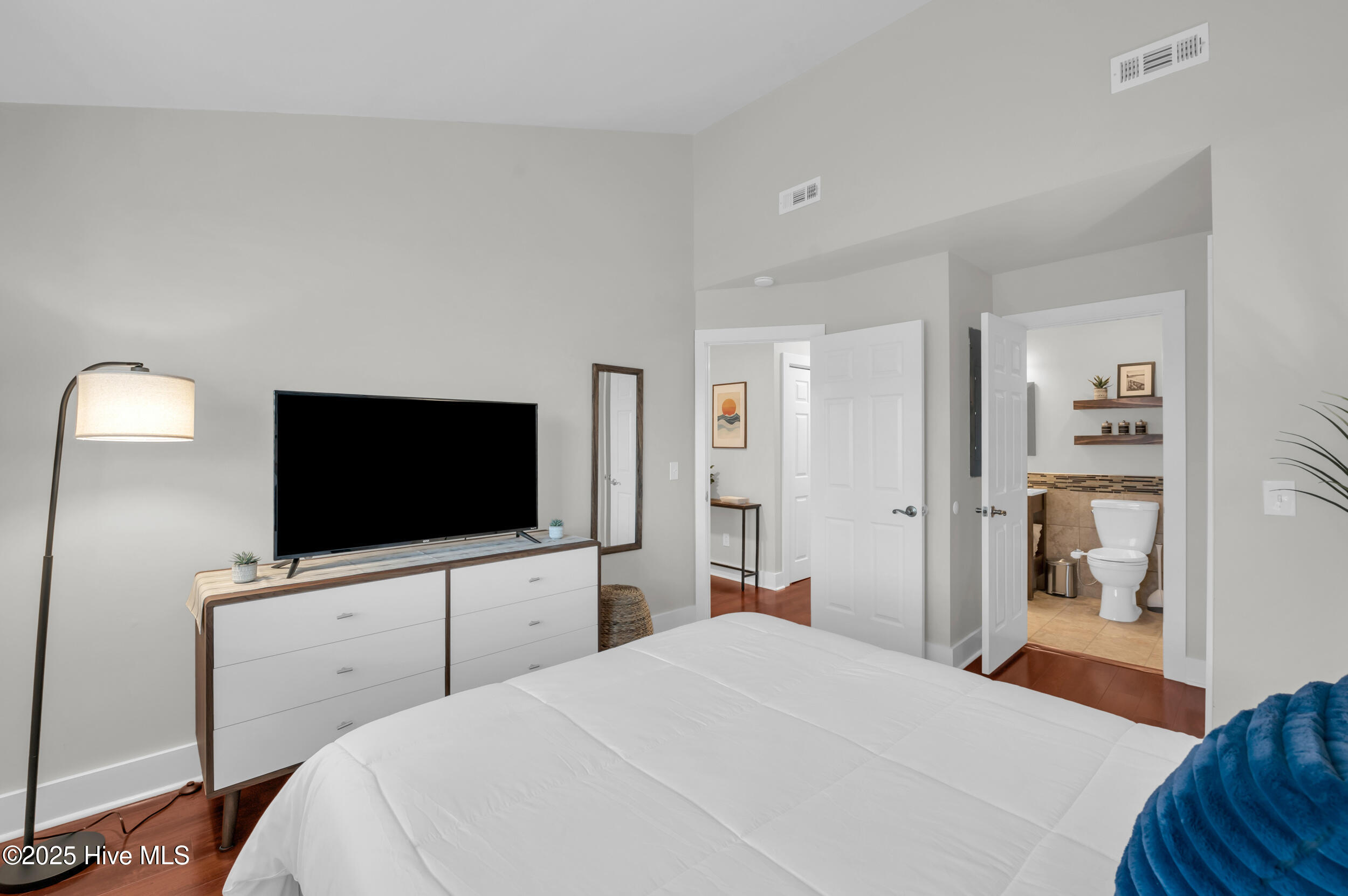 100546110 | Photo 11