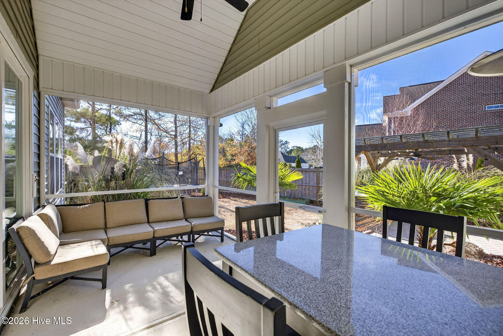 100547189 | Photo 41