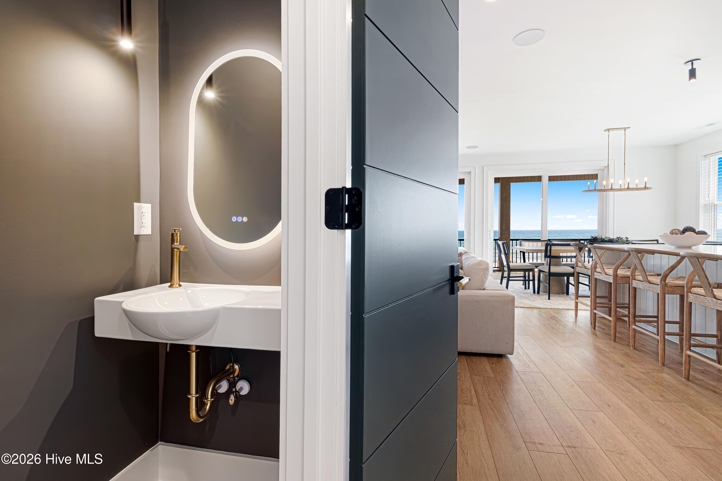 100567195 | Photo 19