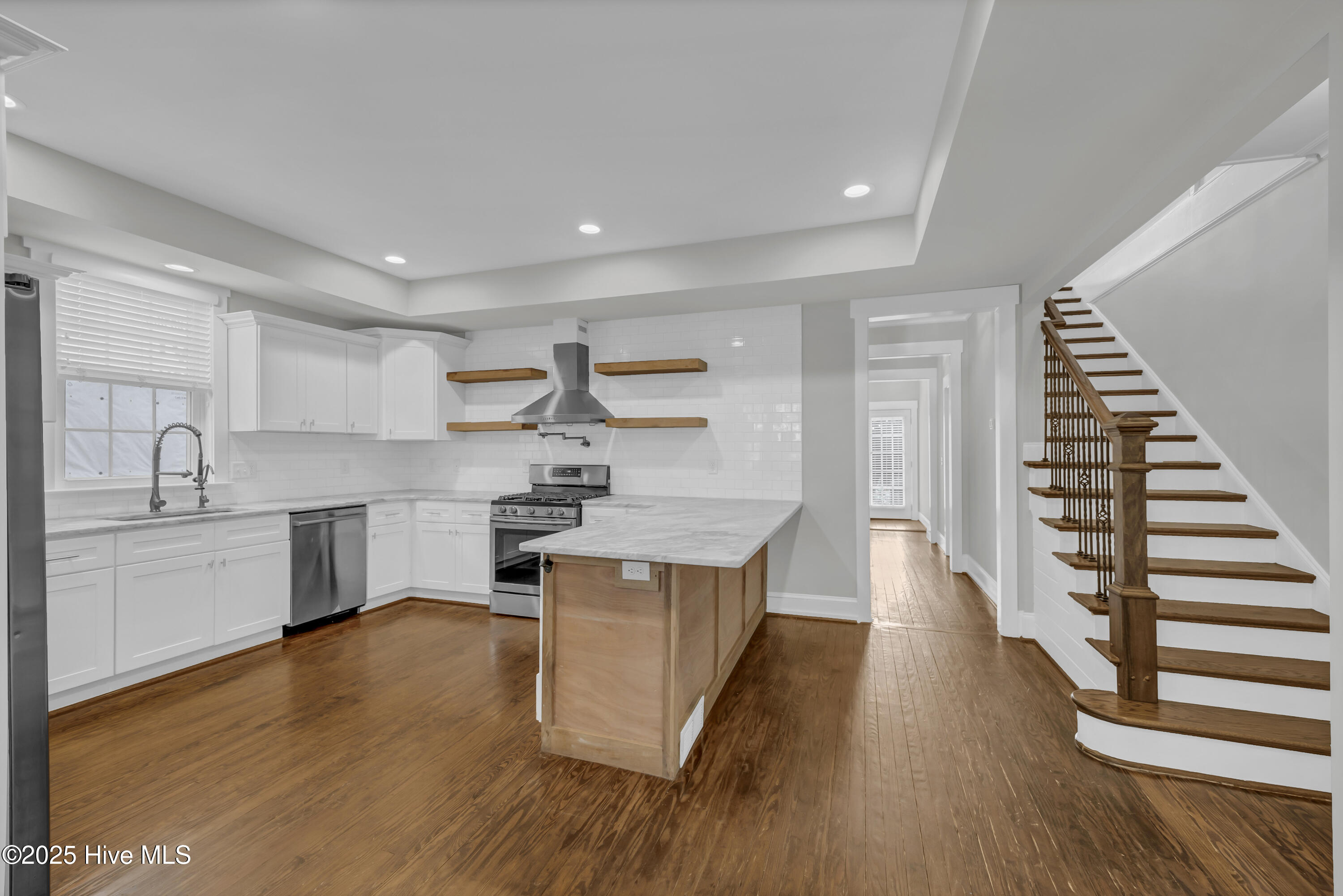 100543572 | Photo 18