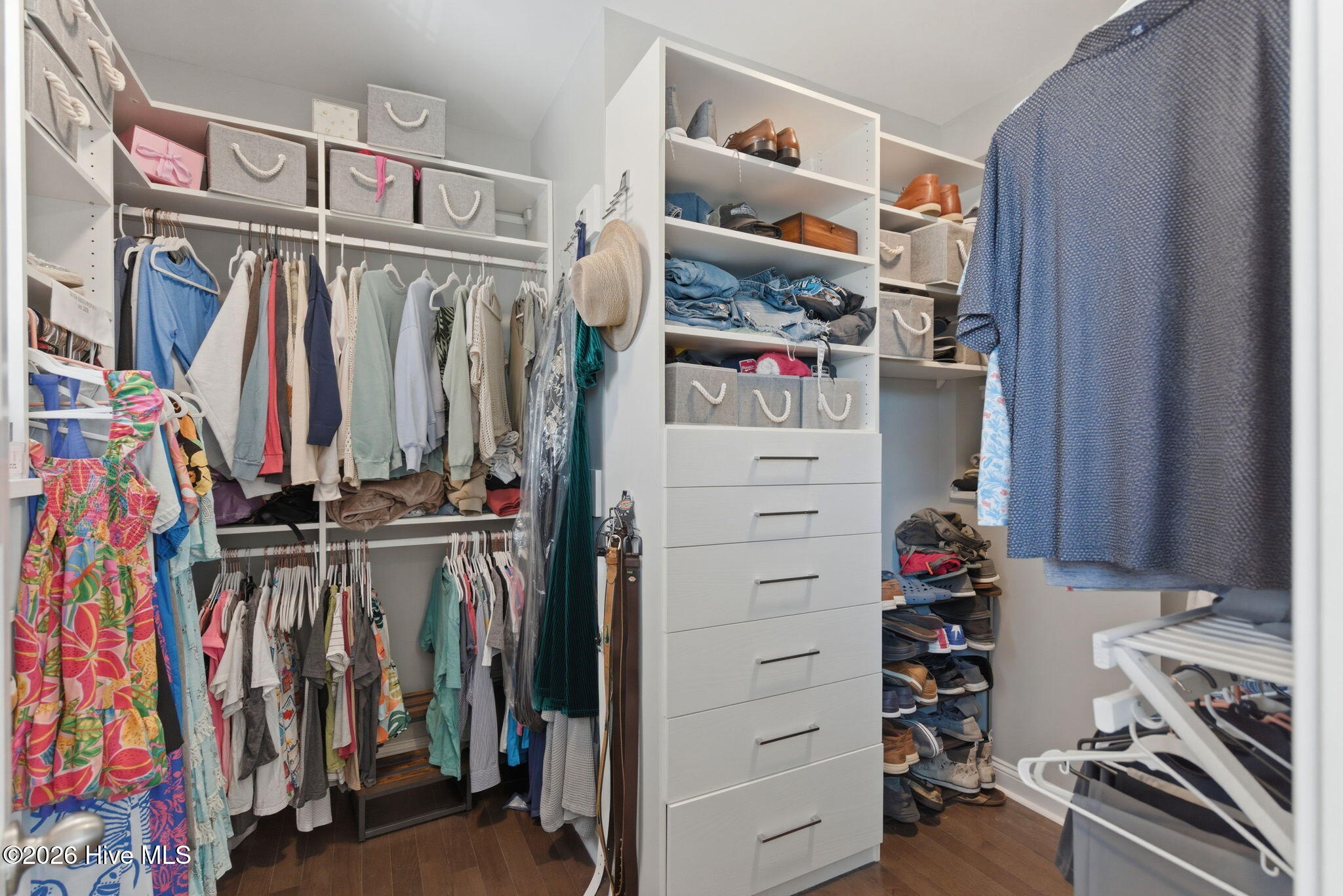 100570056 | Photo 30