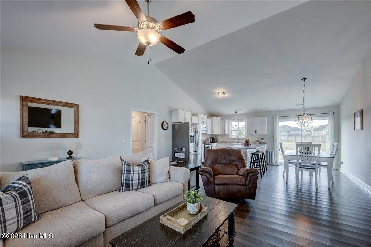 100569767 | Photo 11