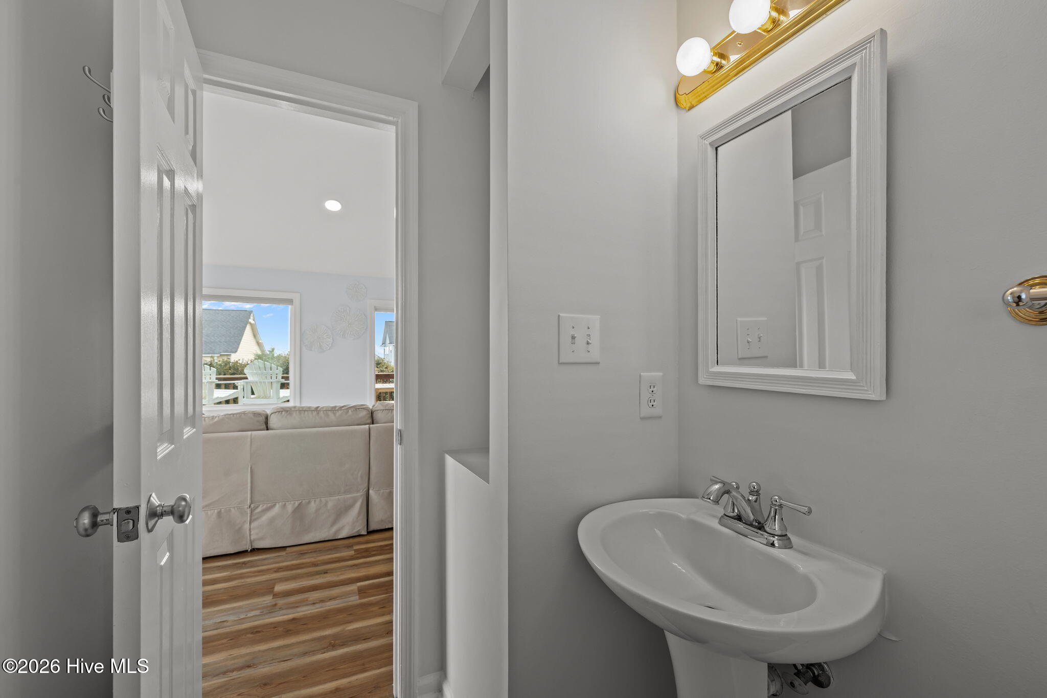 100547357 | Photo 33