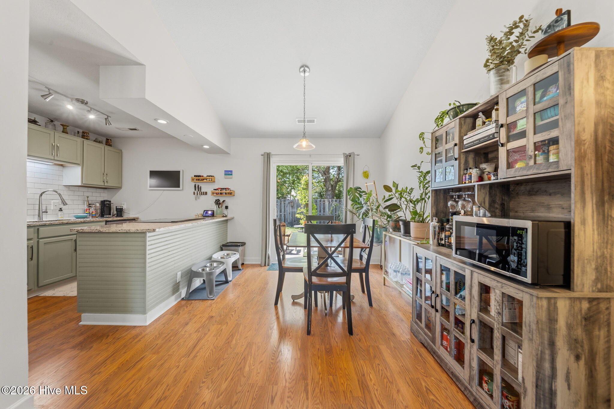 100560647 | Photo 10