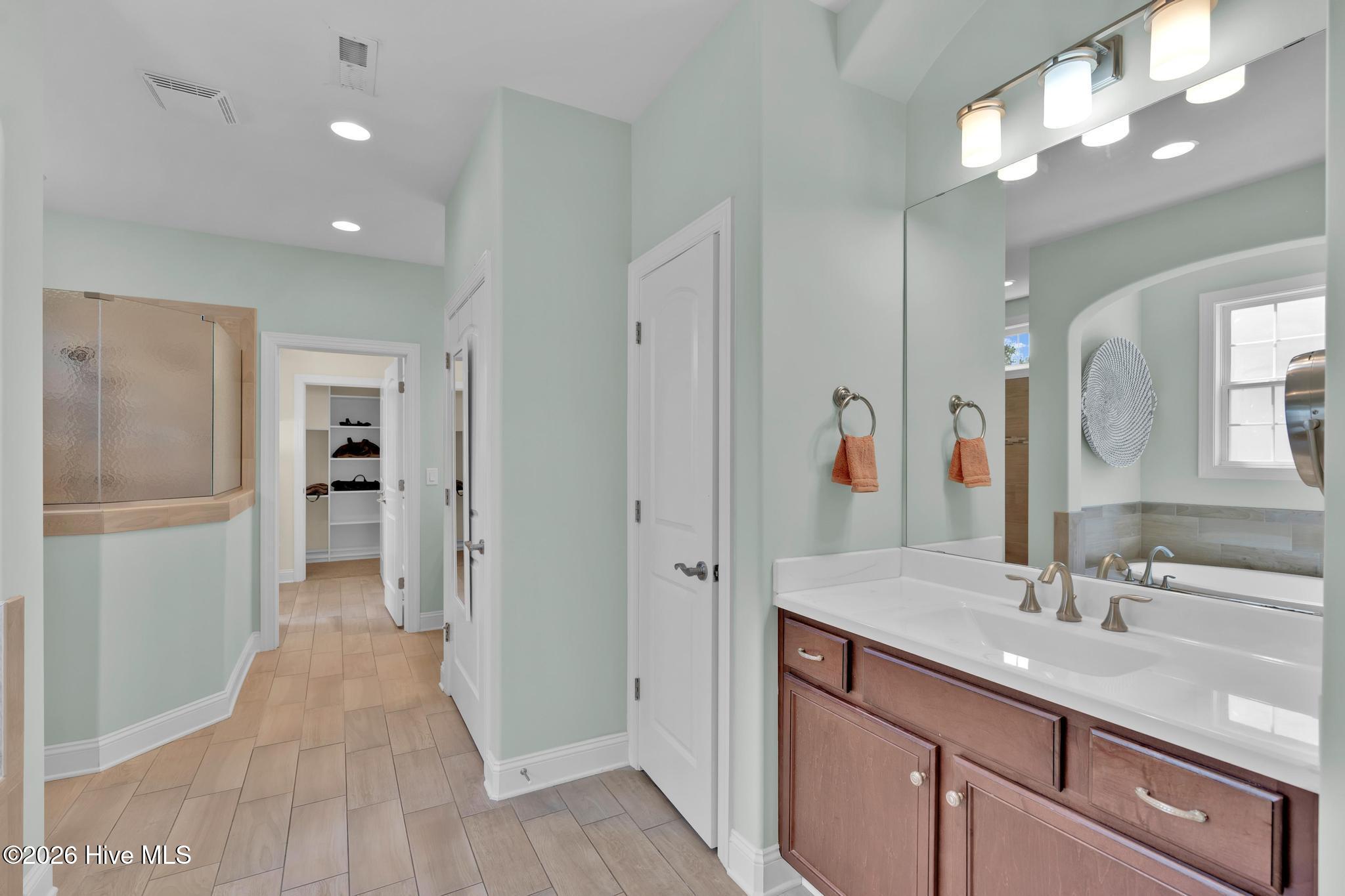 100569949 | Photo 25