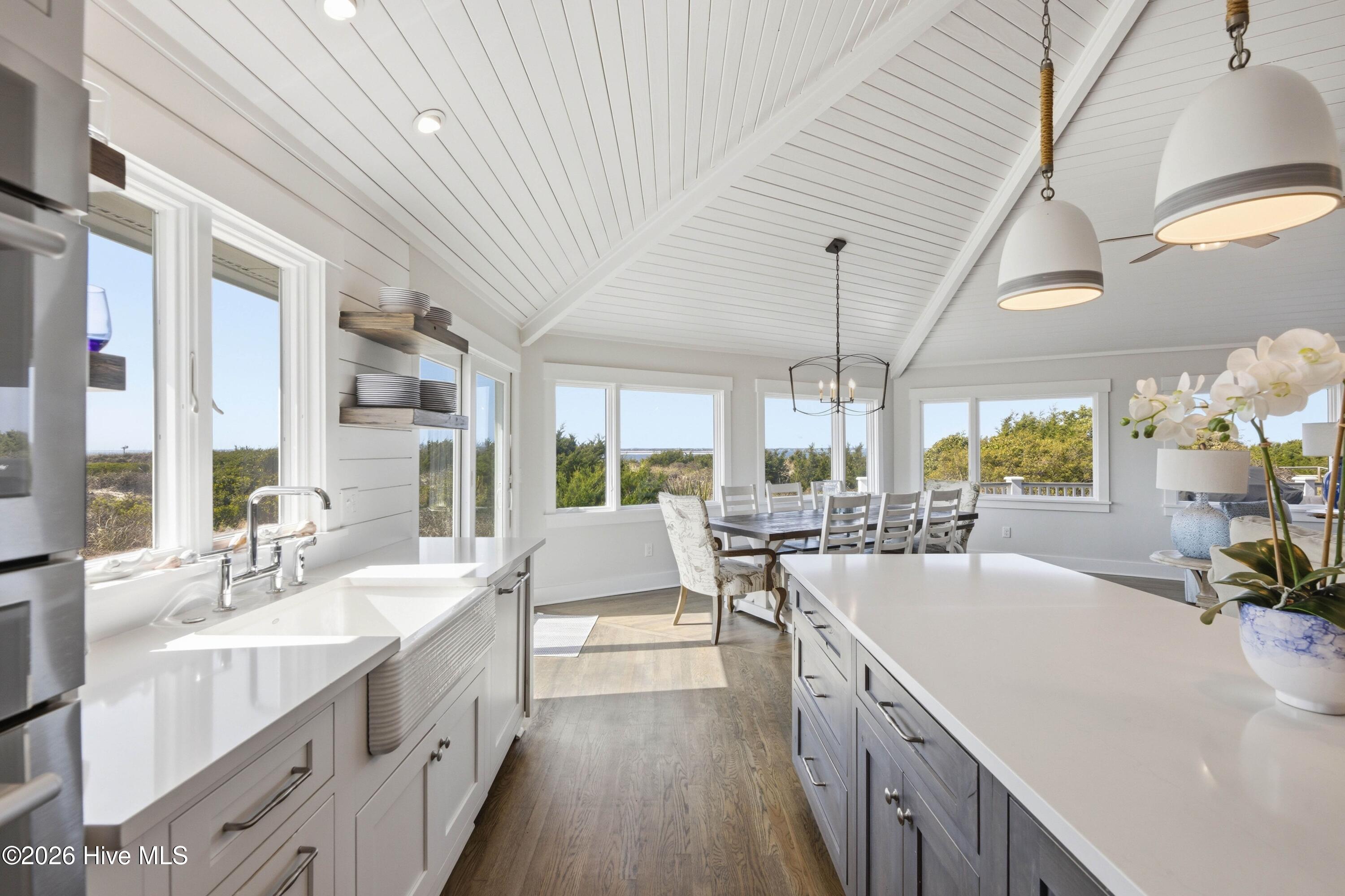 100560271 | Photo 14