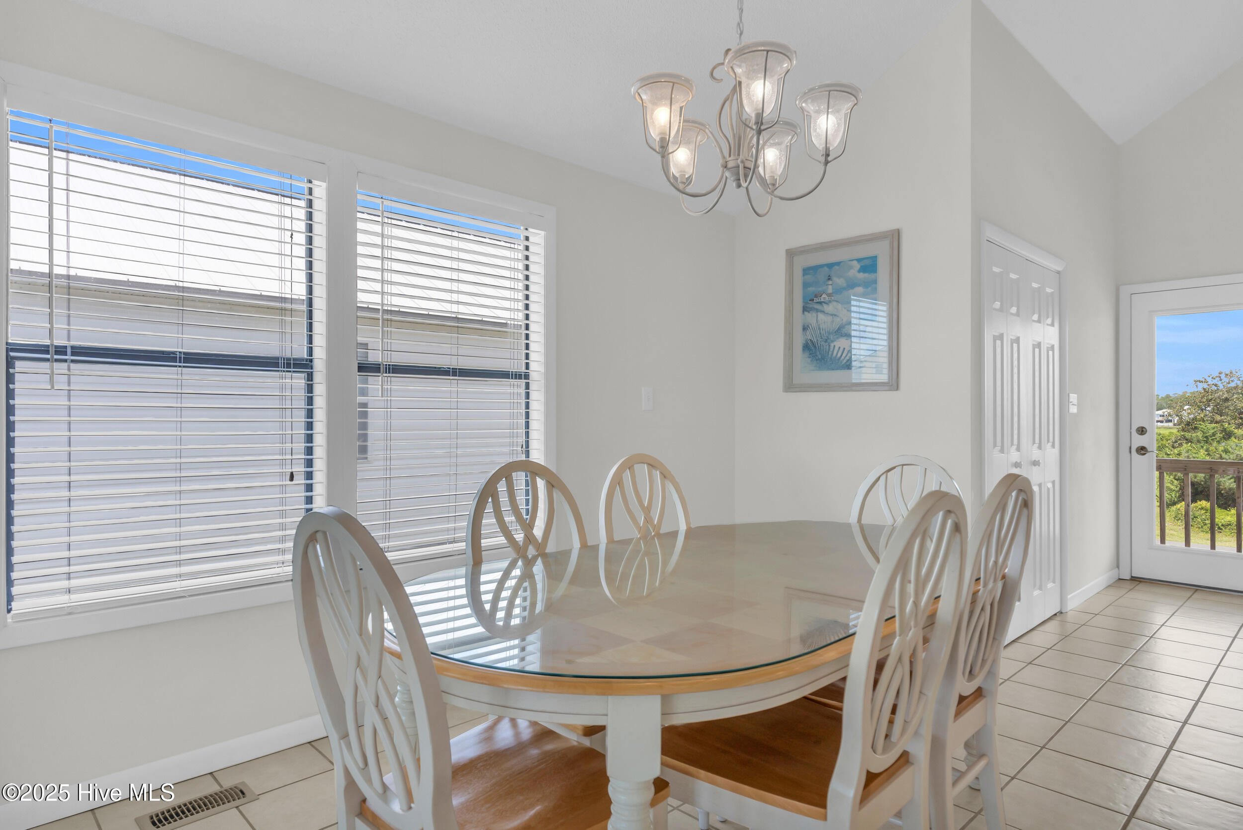 100521626 | Photo 16