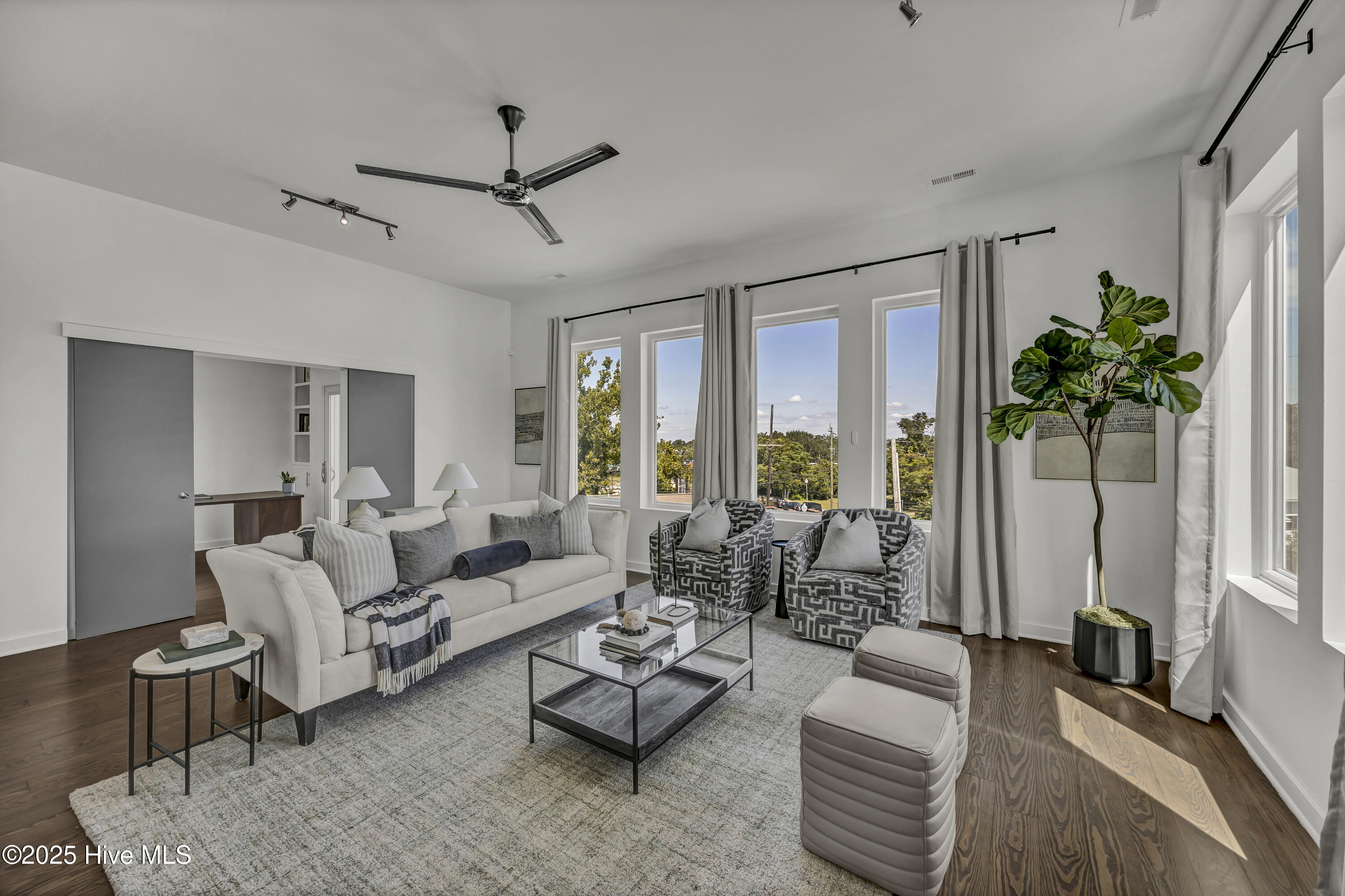 100531421 | Photo 14