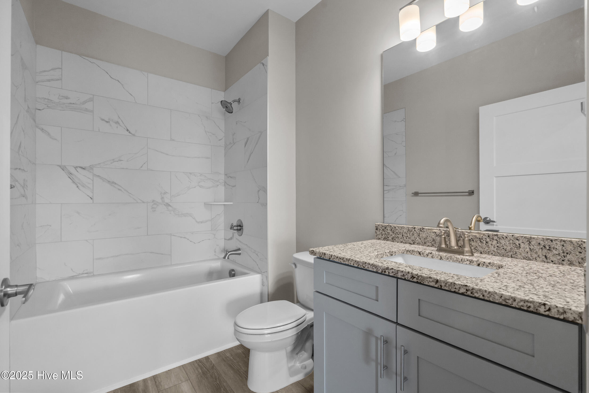 100539009 | Photo 35