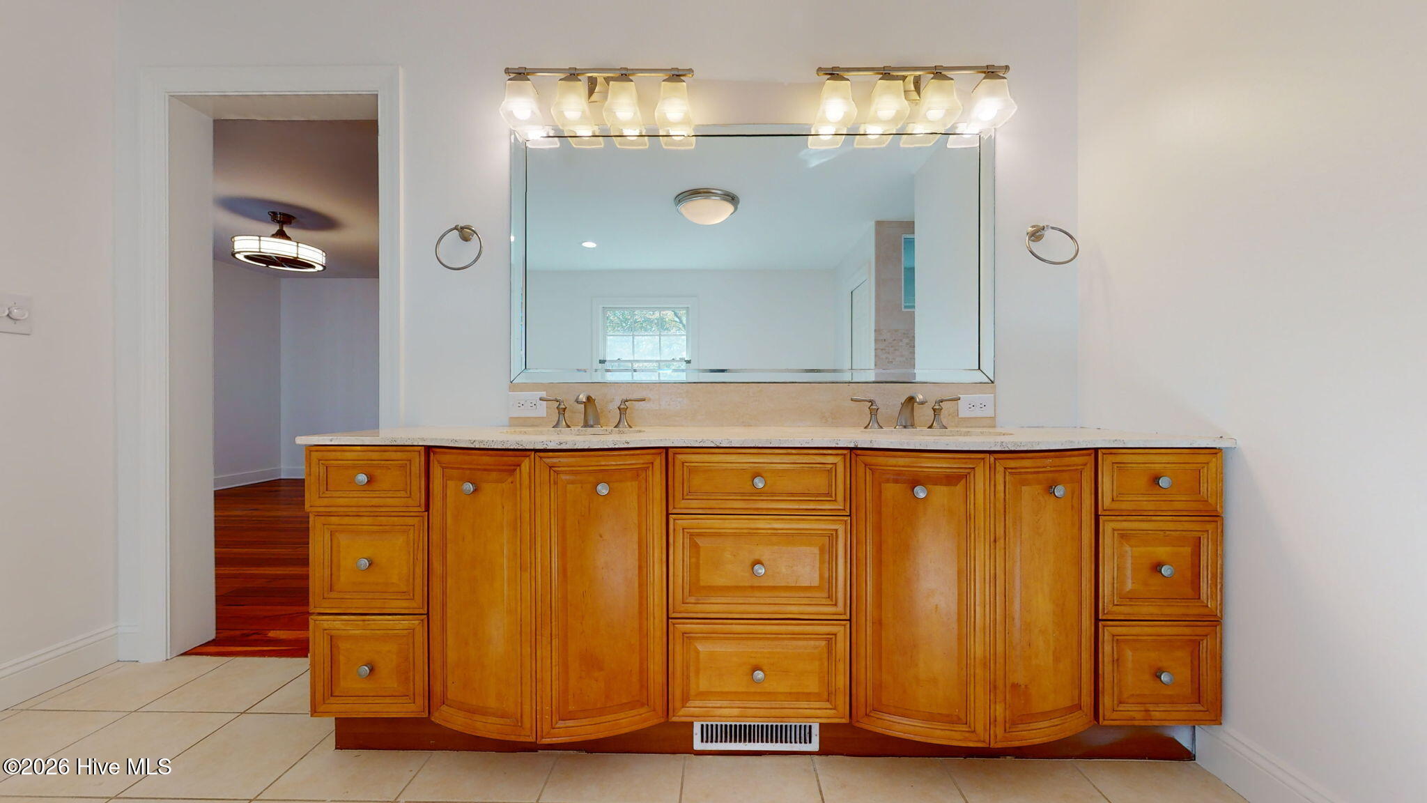 100554619 | Photo 40