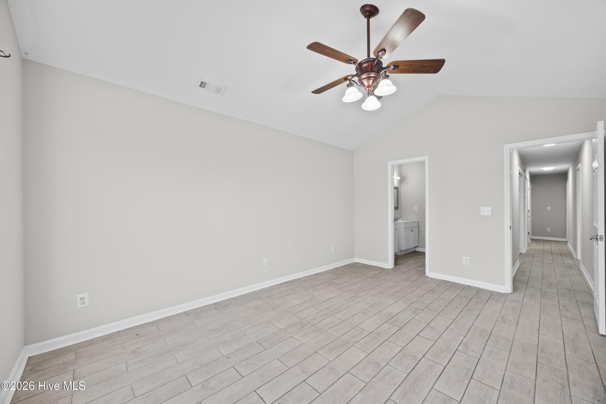 100548509 | Photo 13