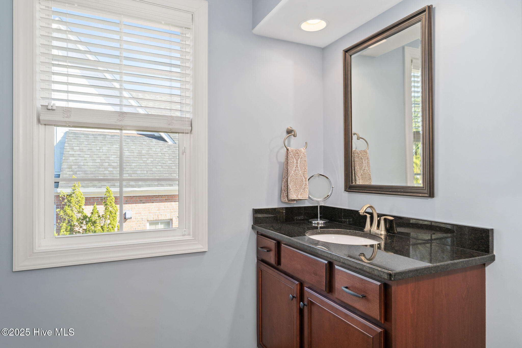 100542453 | Photo 25