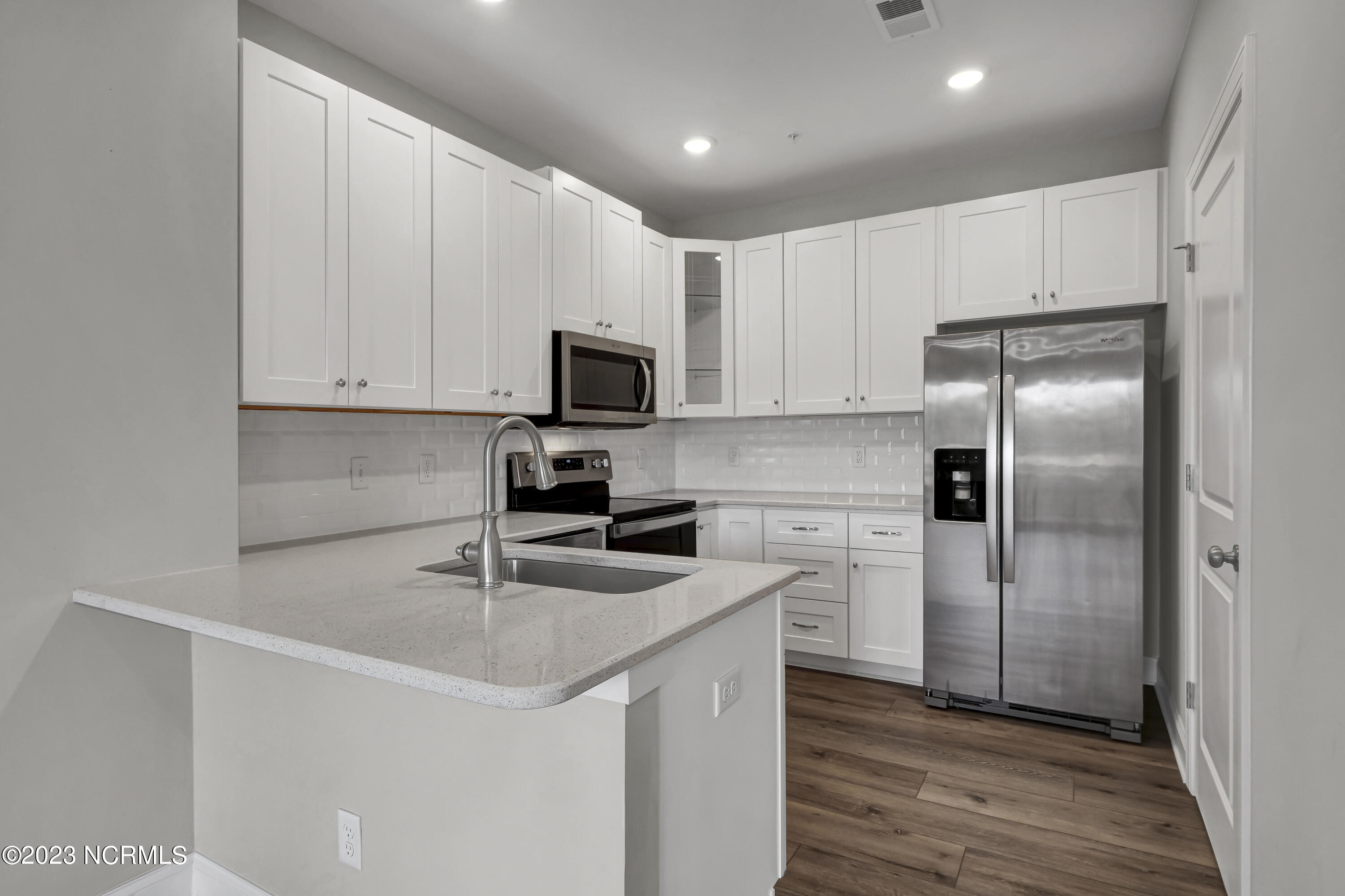 100549733 | Photo 18