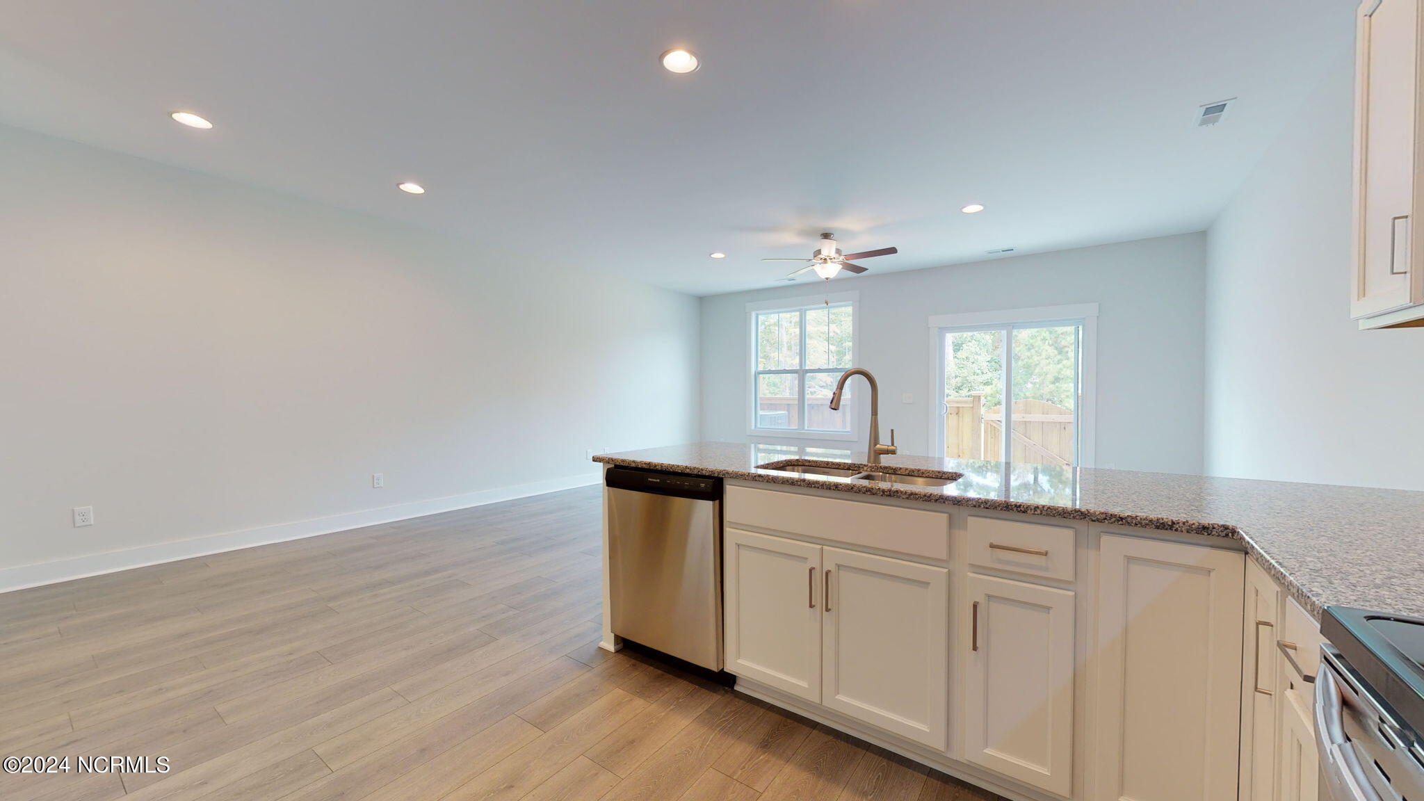 100548244 | Photo 27