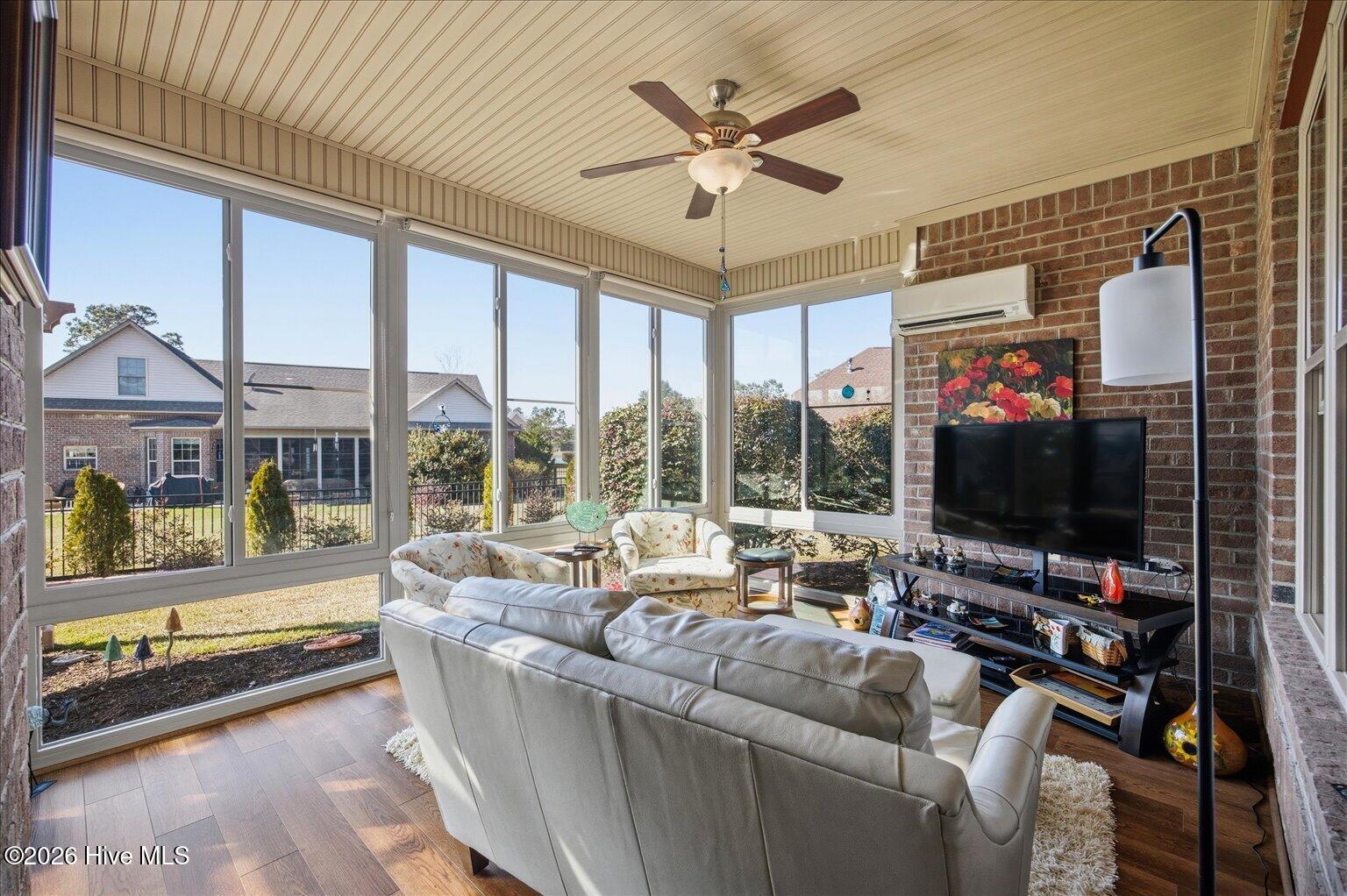 100560337 | Photo 21