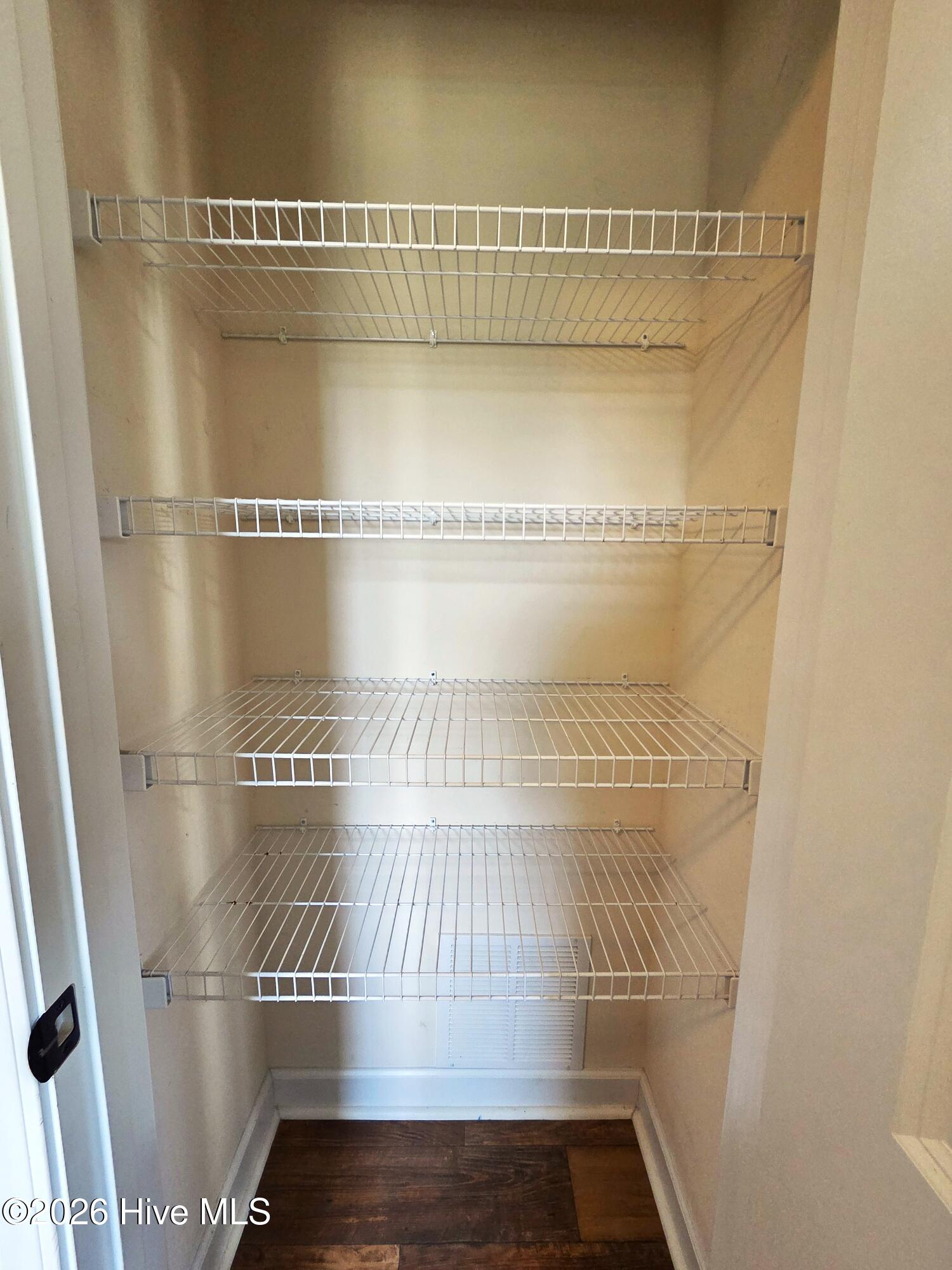 100527843 | Photo 23