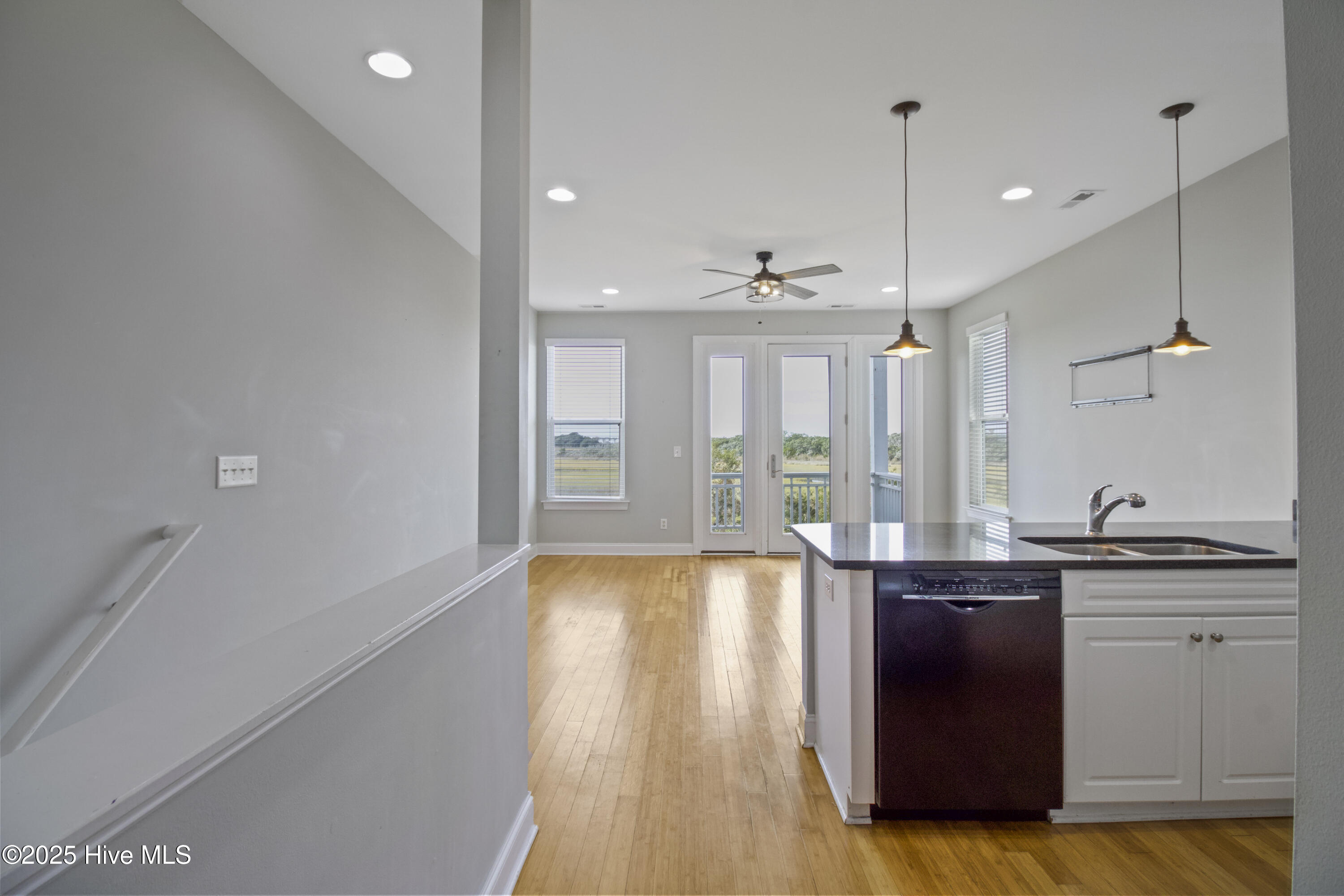 100541594 | Photo 13