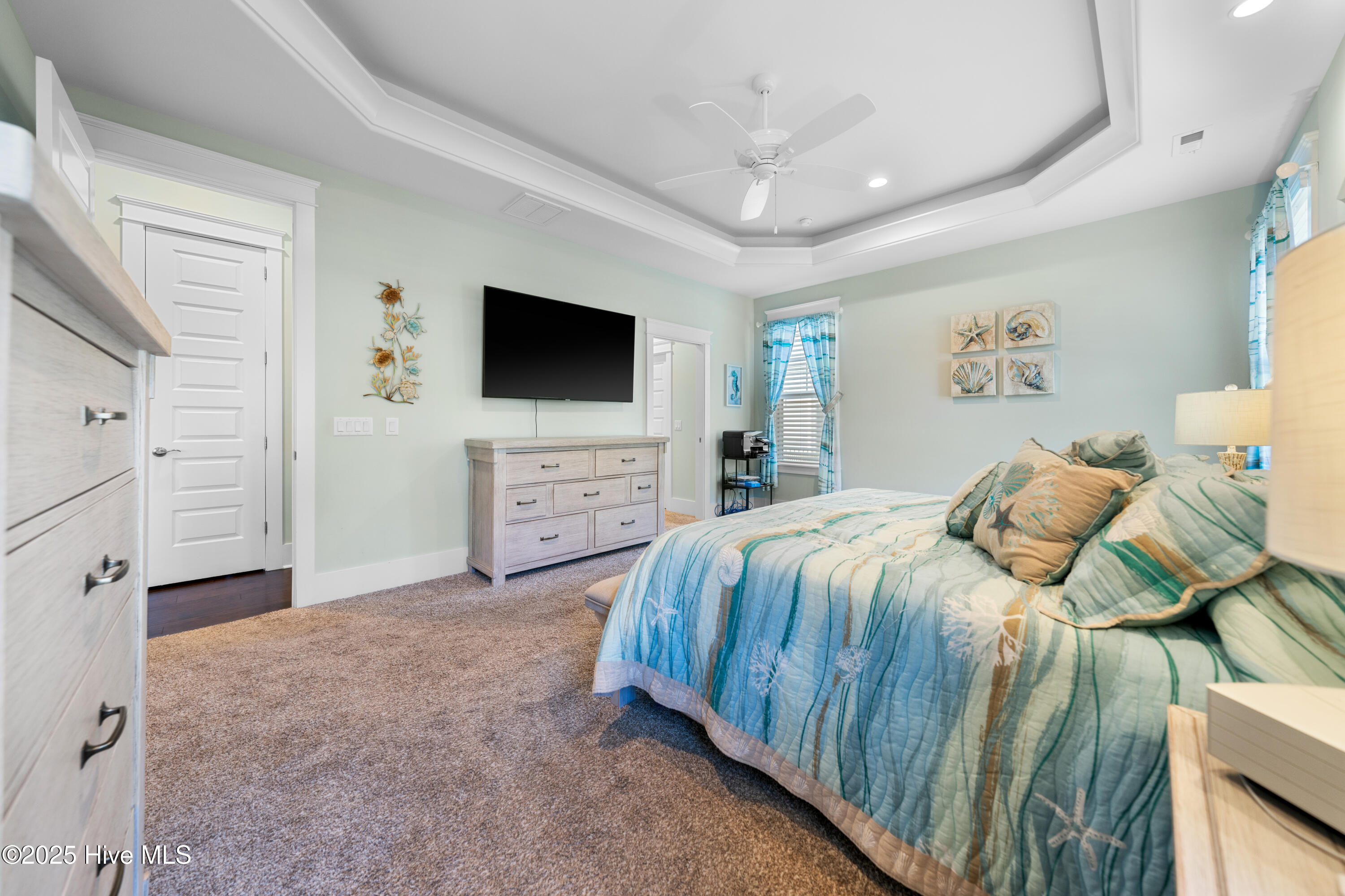 100494528 | Photo 38