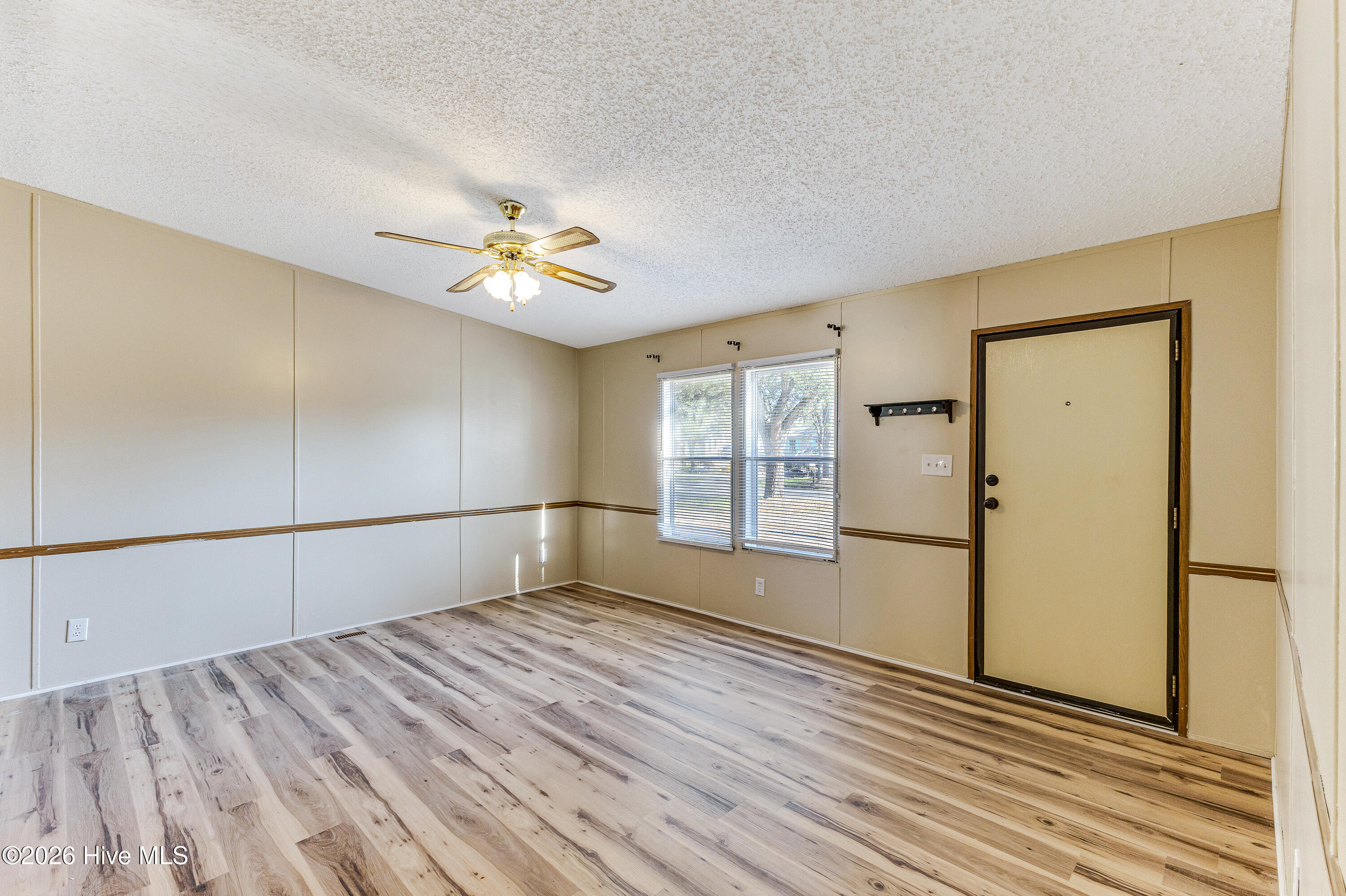 100564179 | Photo 32