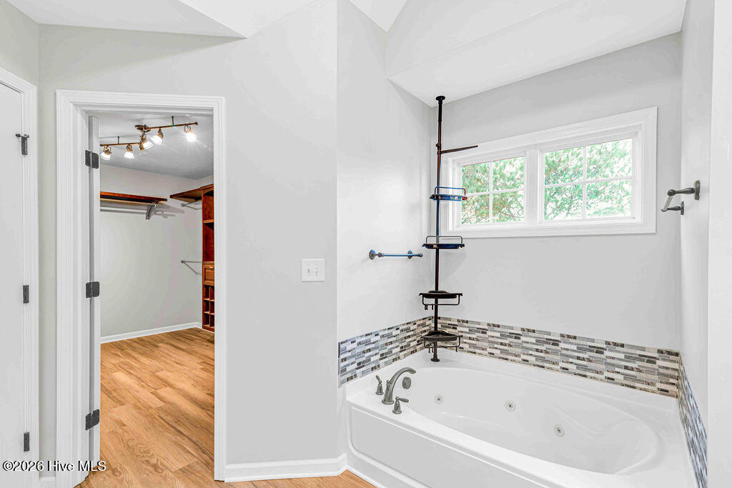 100548964 | Photo 28