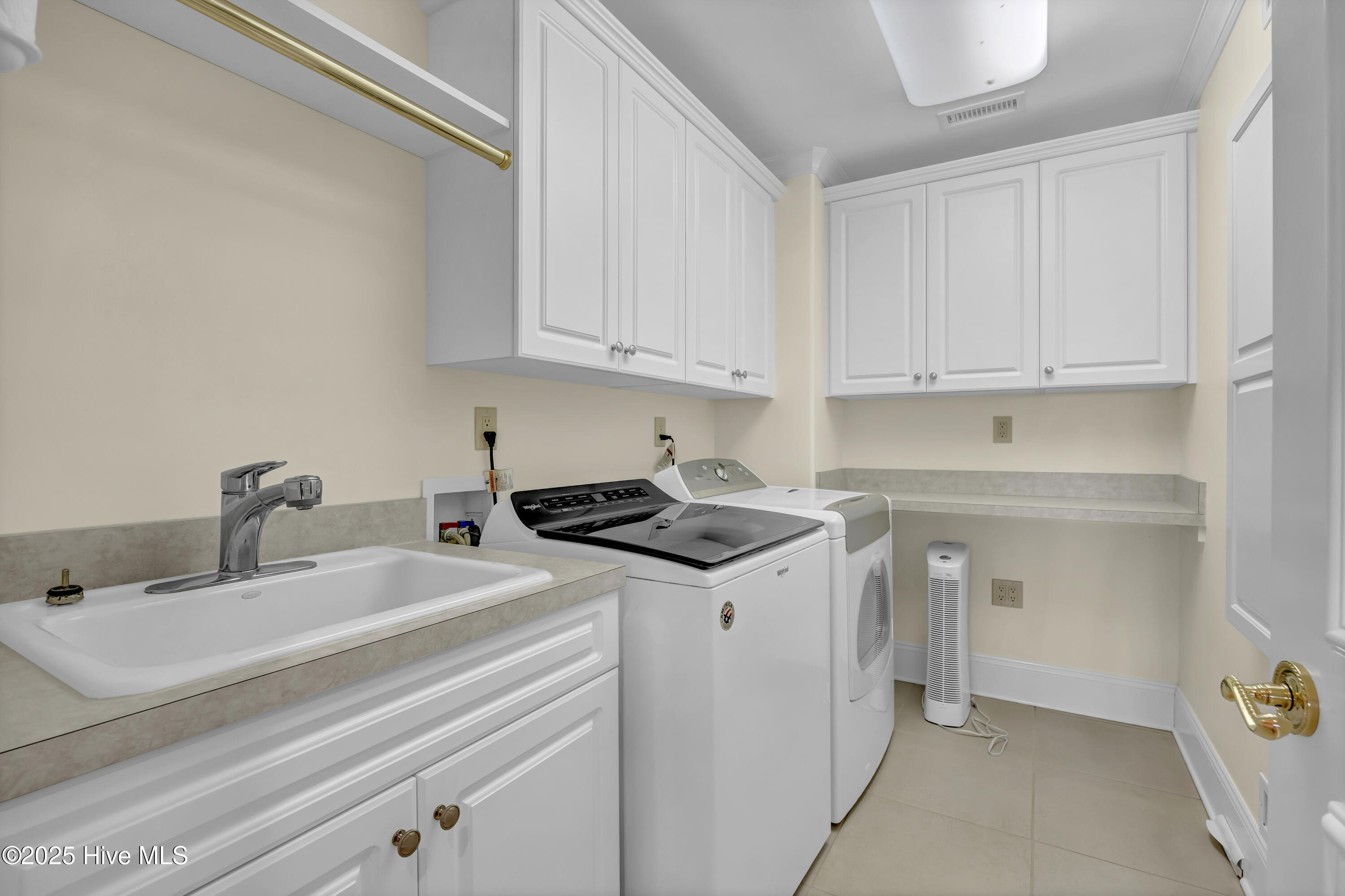 100530989 | Photo 50