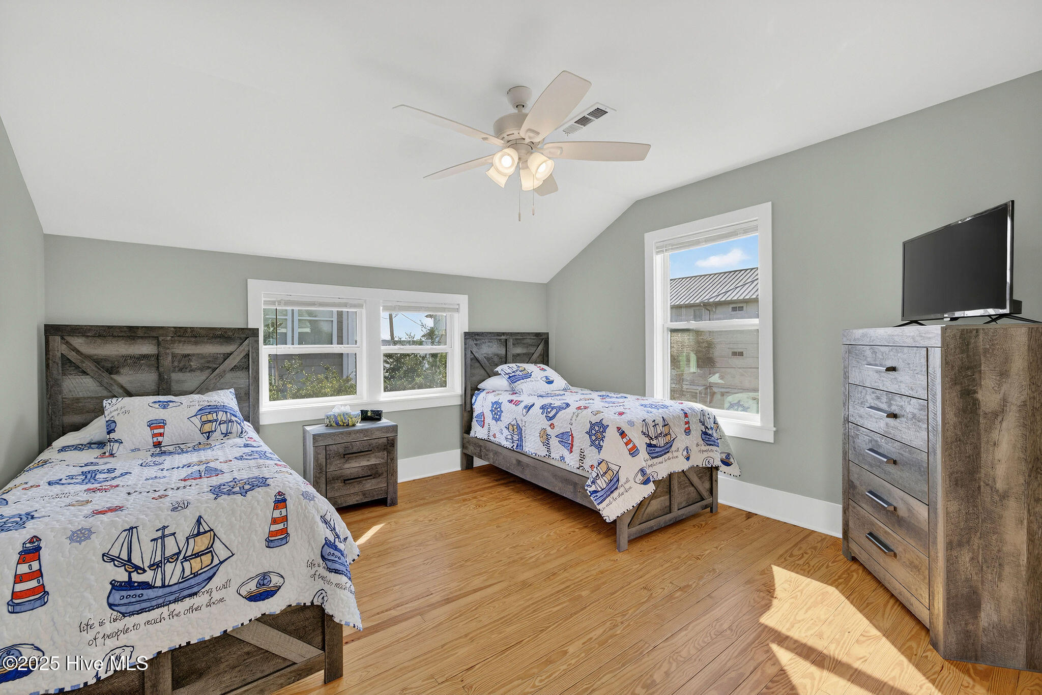 100543677 | Photo 36