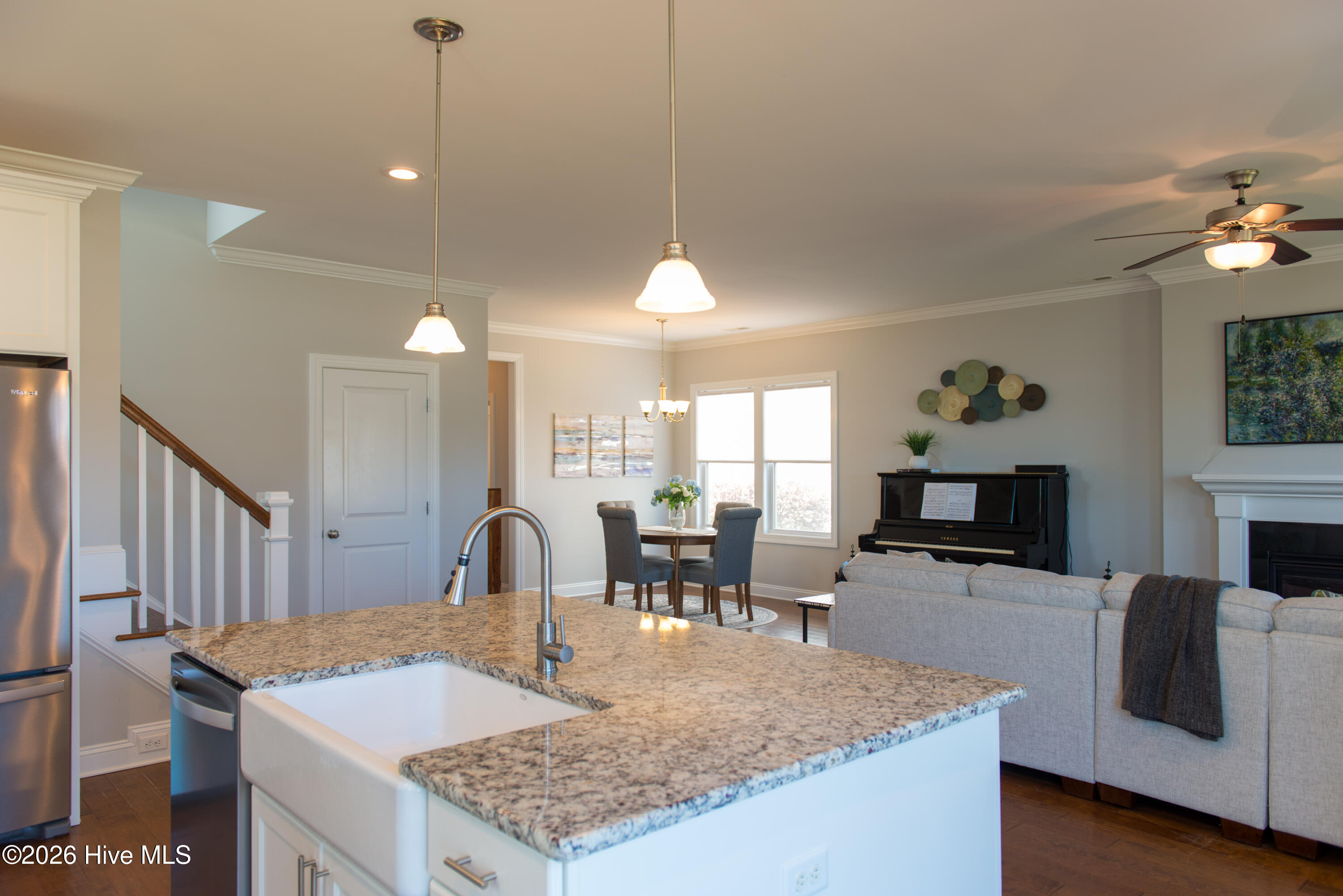 100568036 | Photo 30