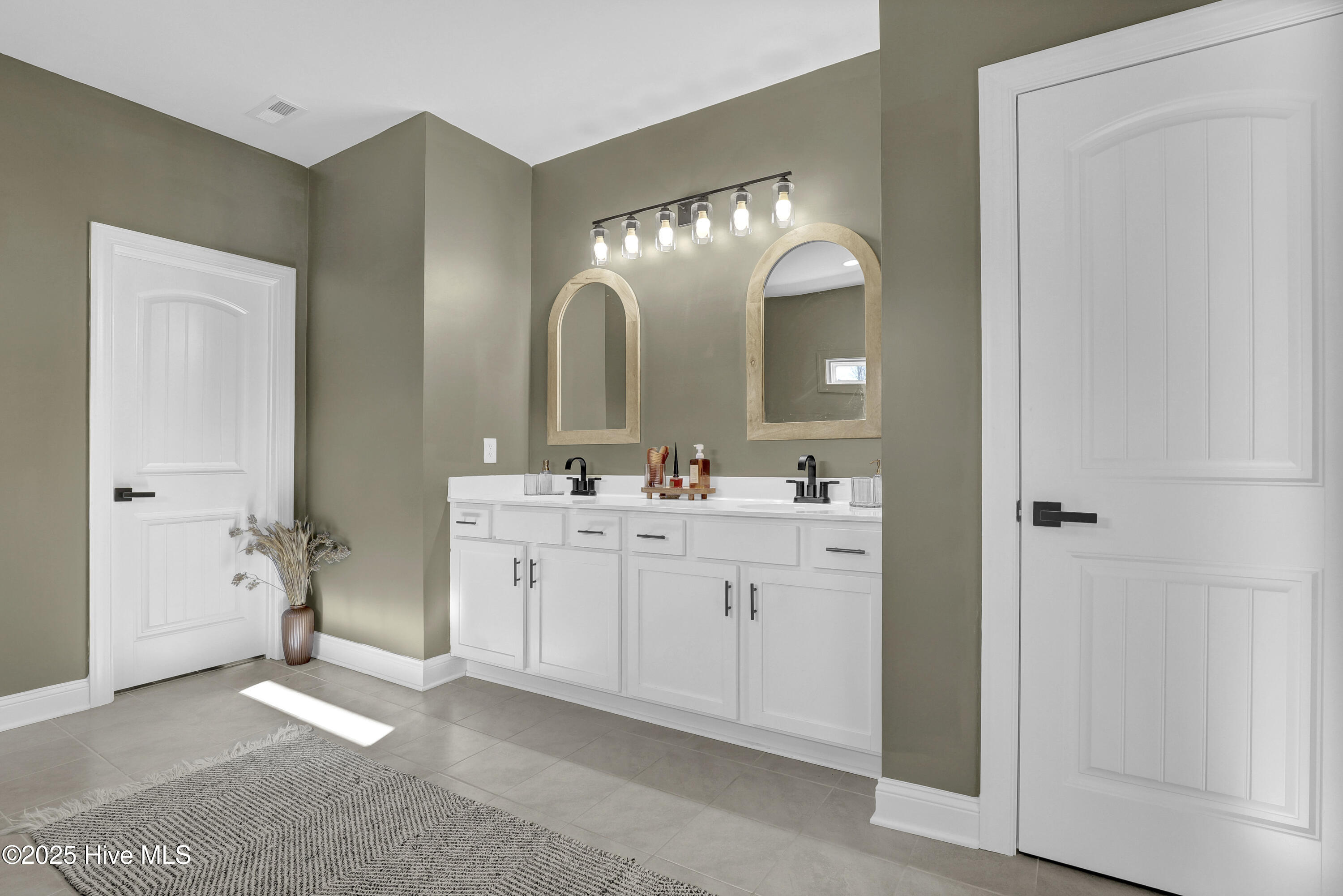 100546103 | Photo 22