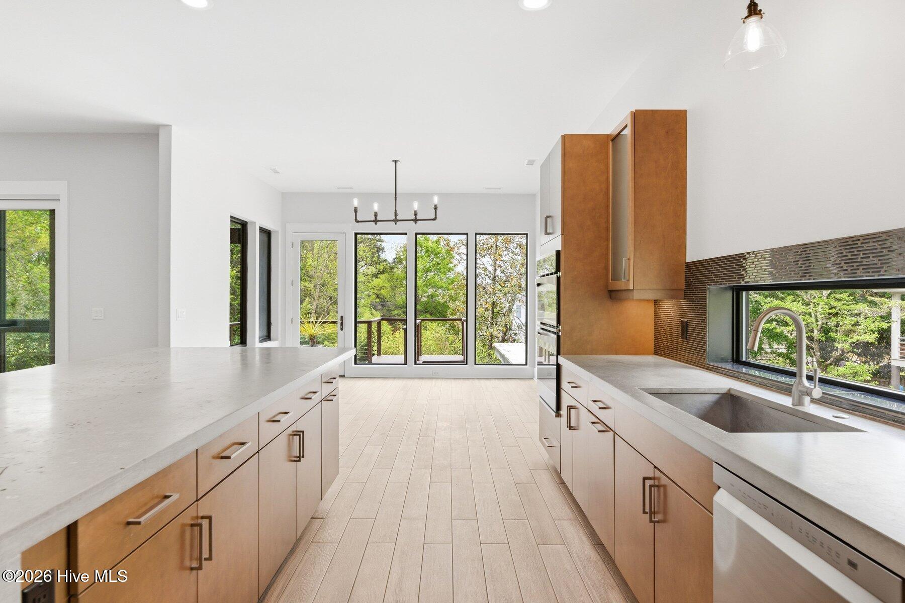 100566694 | Photo 14