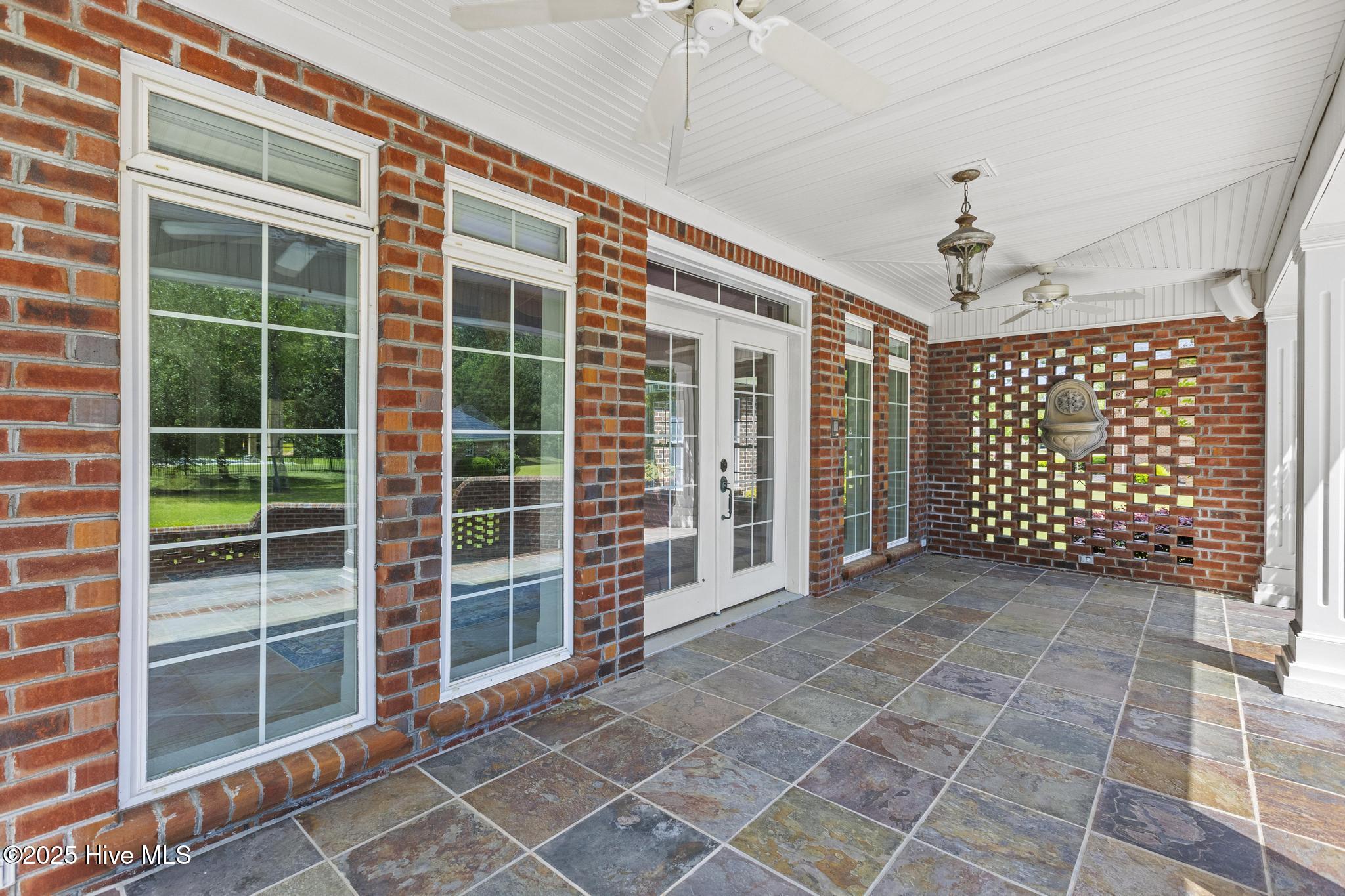 100508292 | Photo 53