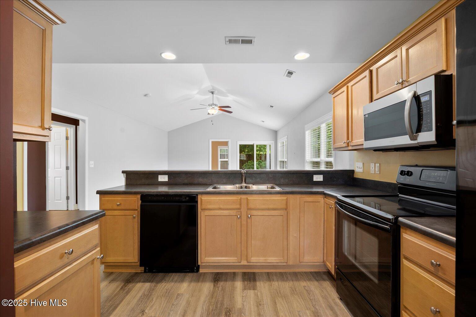 100523963 | Photo 19