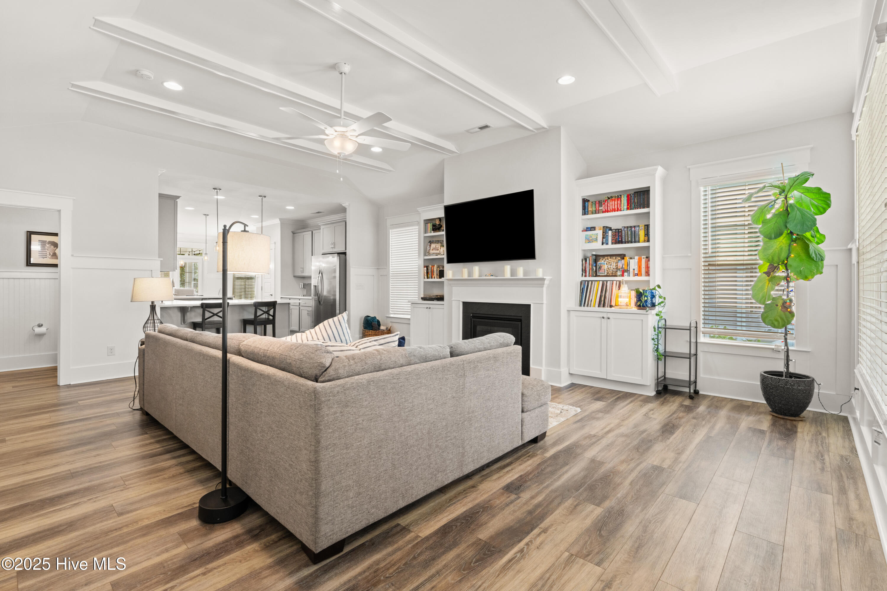 100526645 | Photo 10