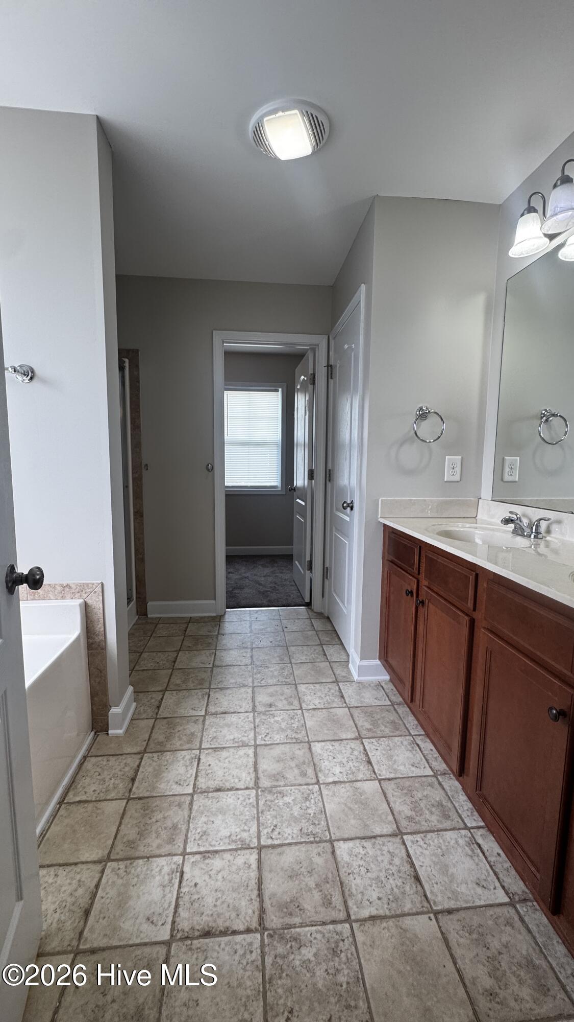 100570363 | Photo 11