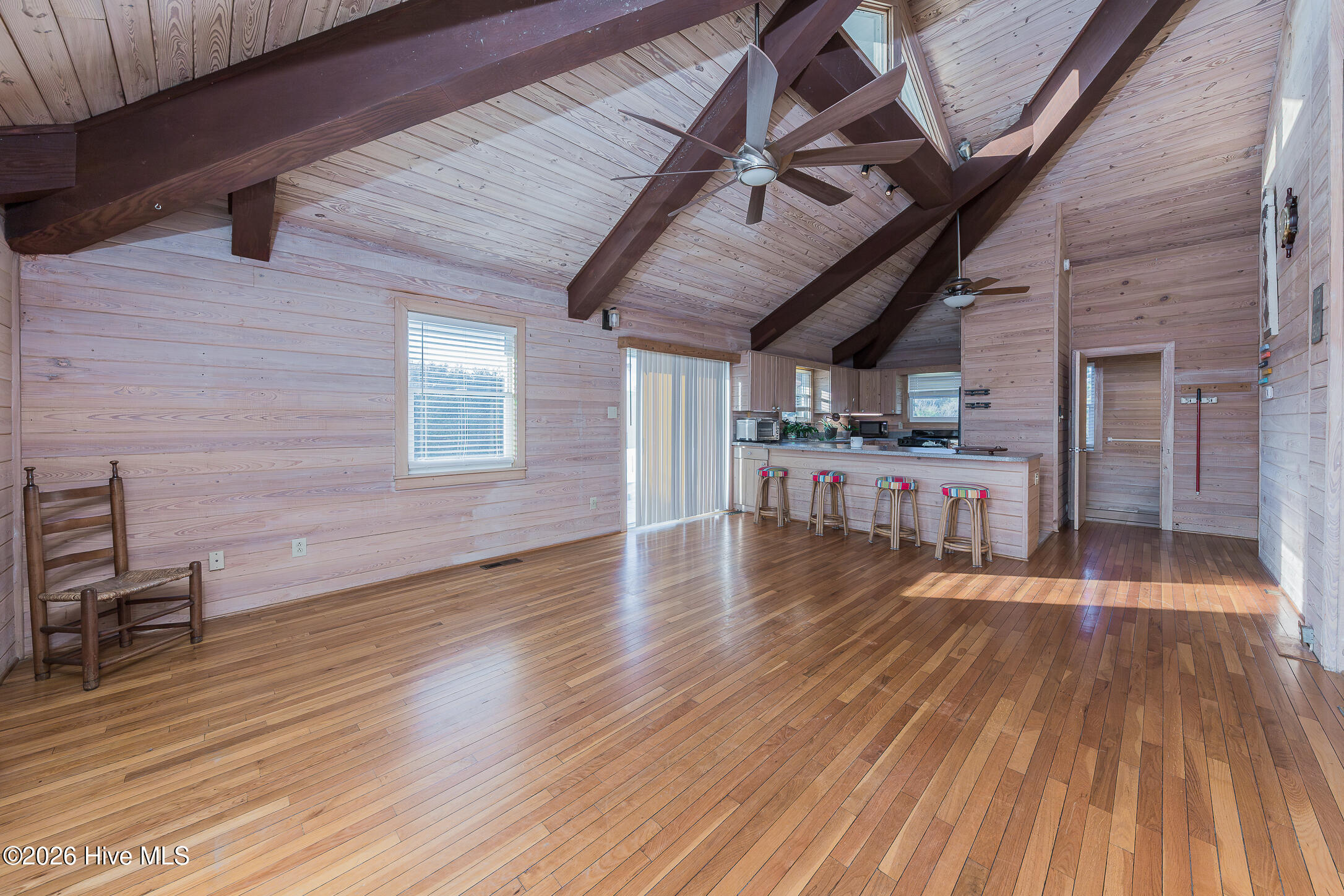 100560422 | Photo 10