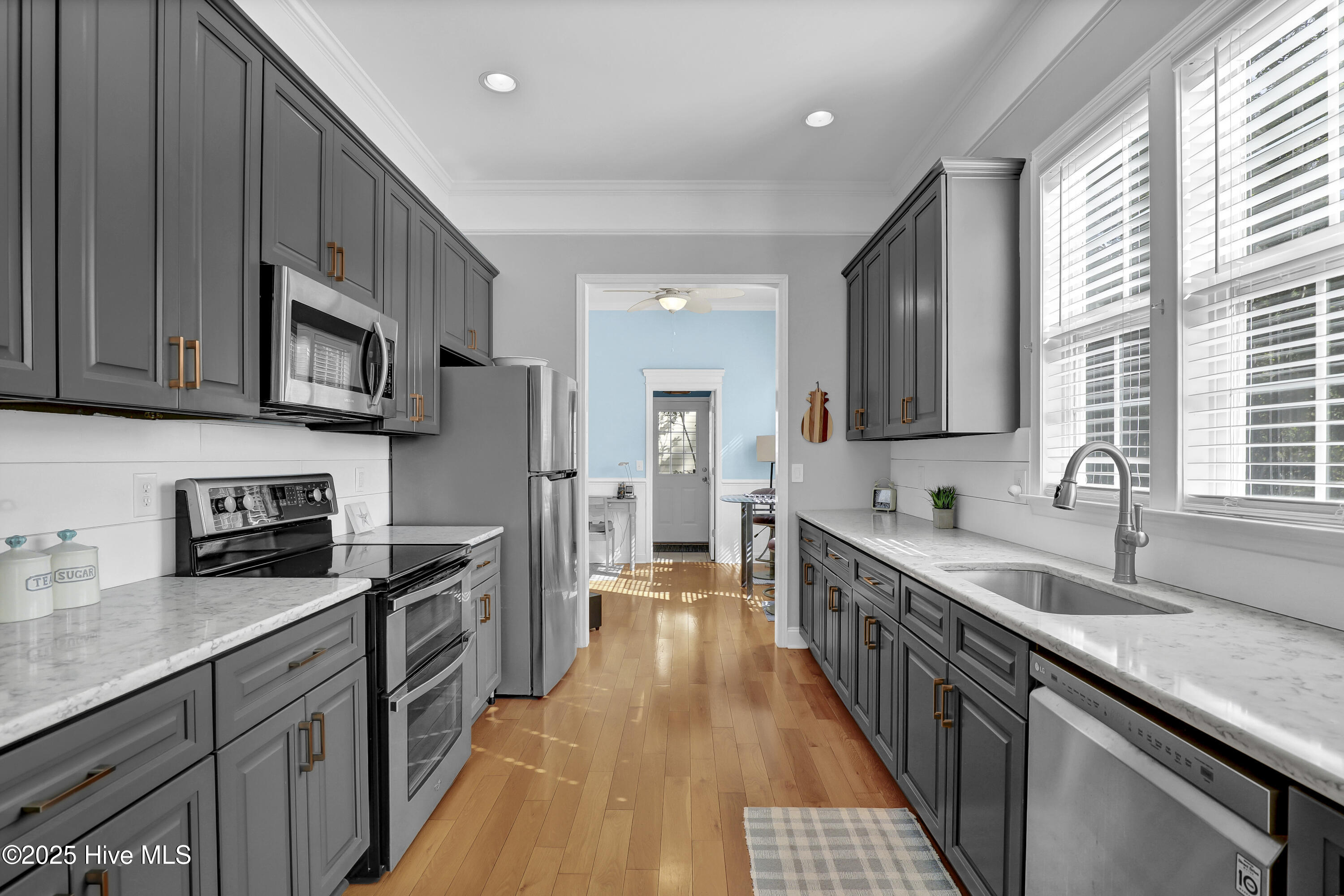 100532986 | Photo 12