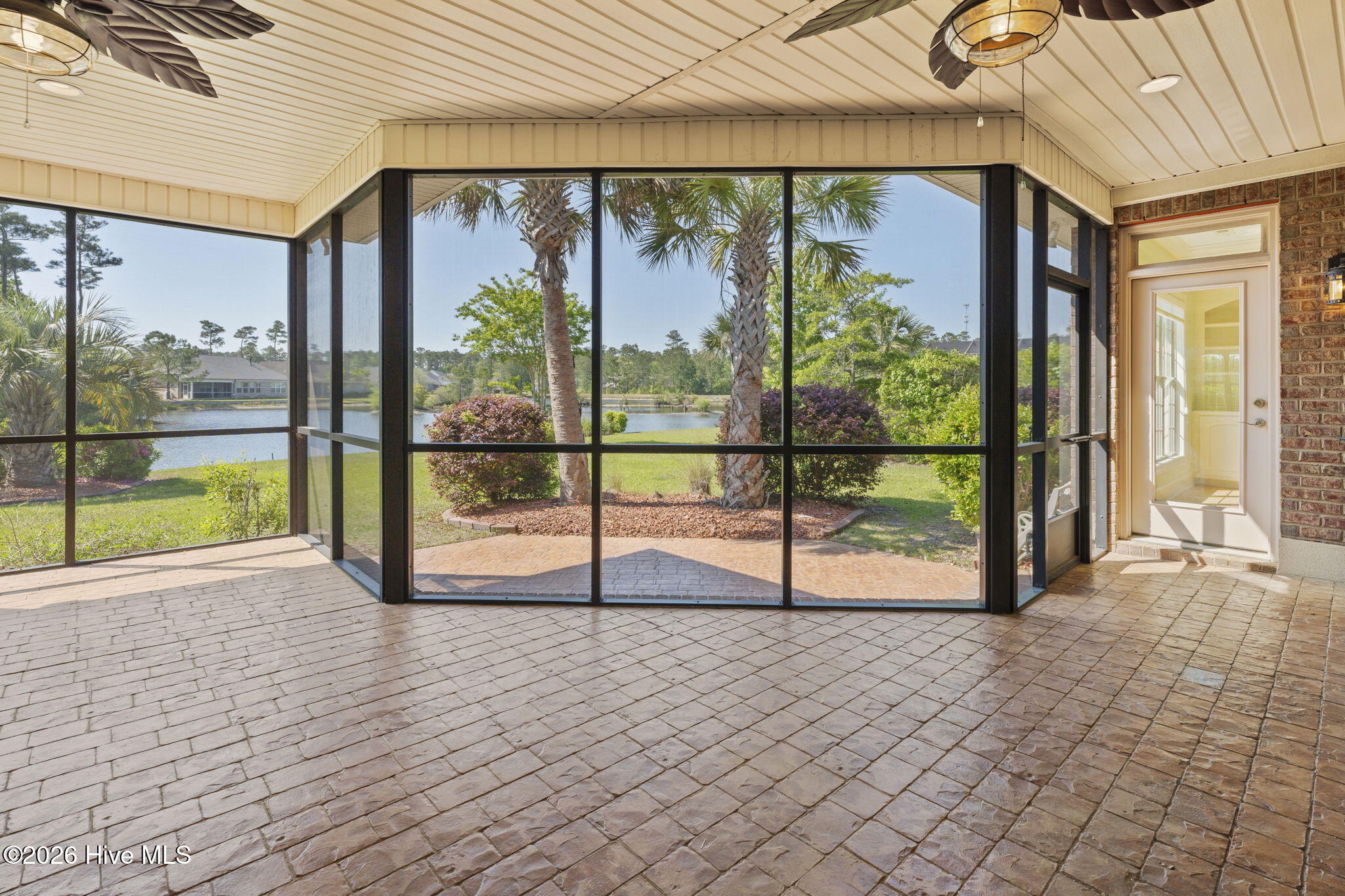 100568183 | Photo 22