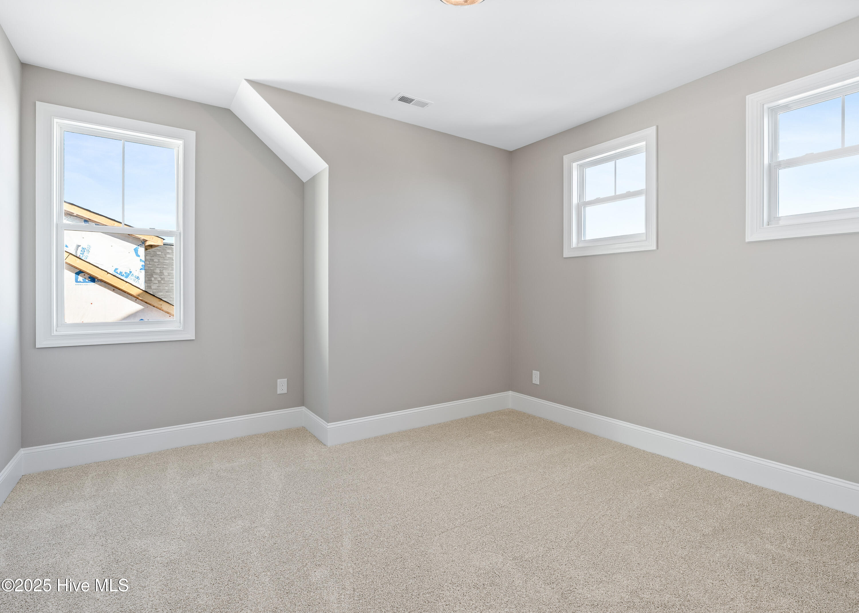 100537185 | Photo 35