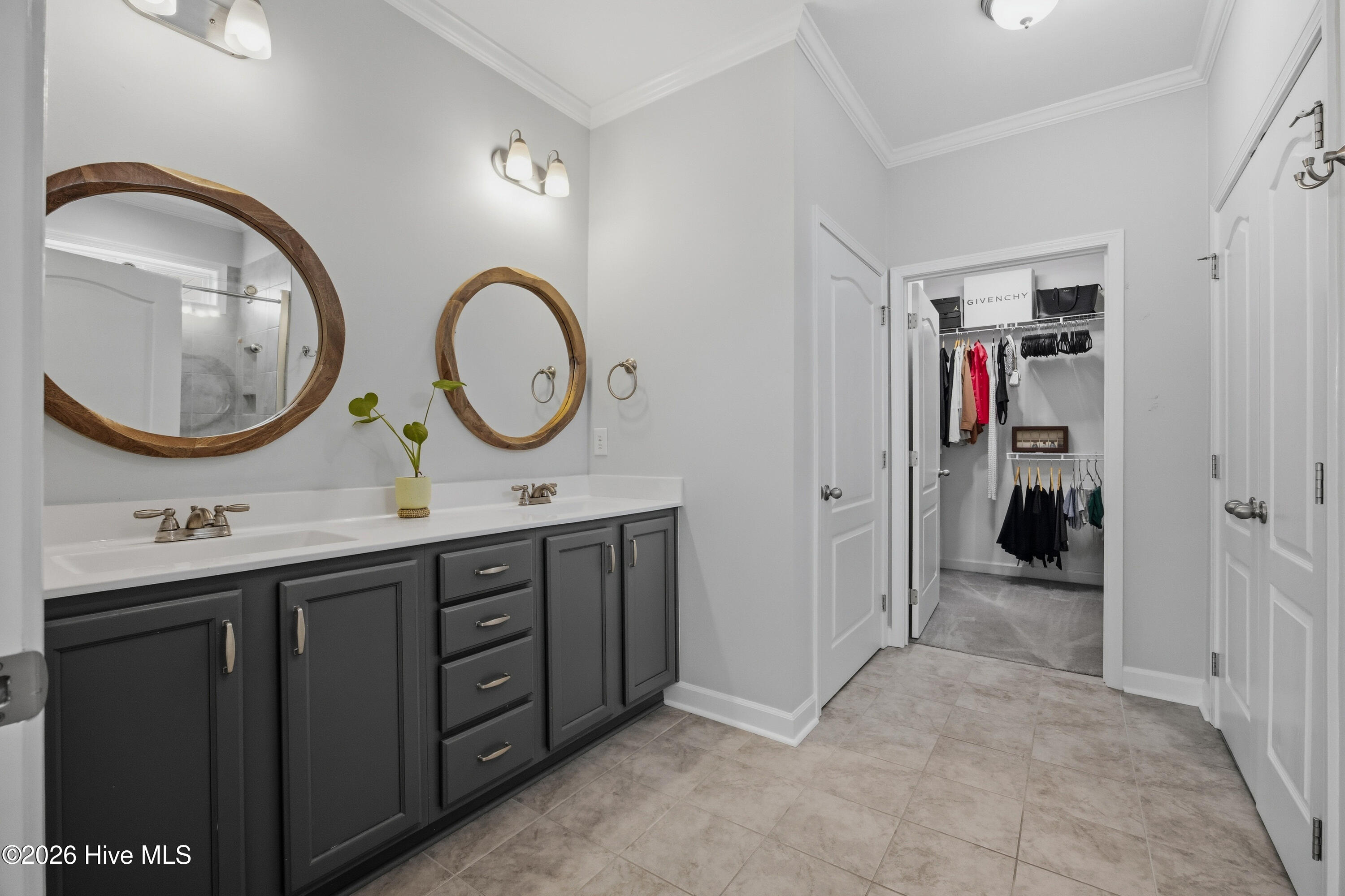 100563122 | Photo 27