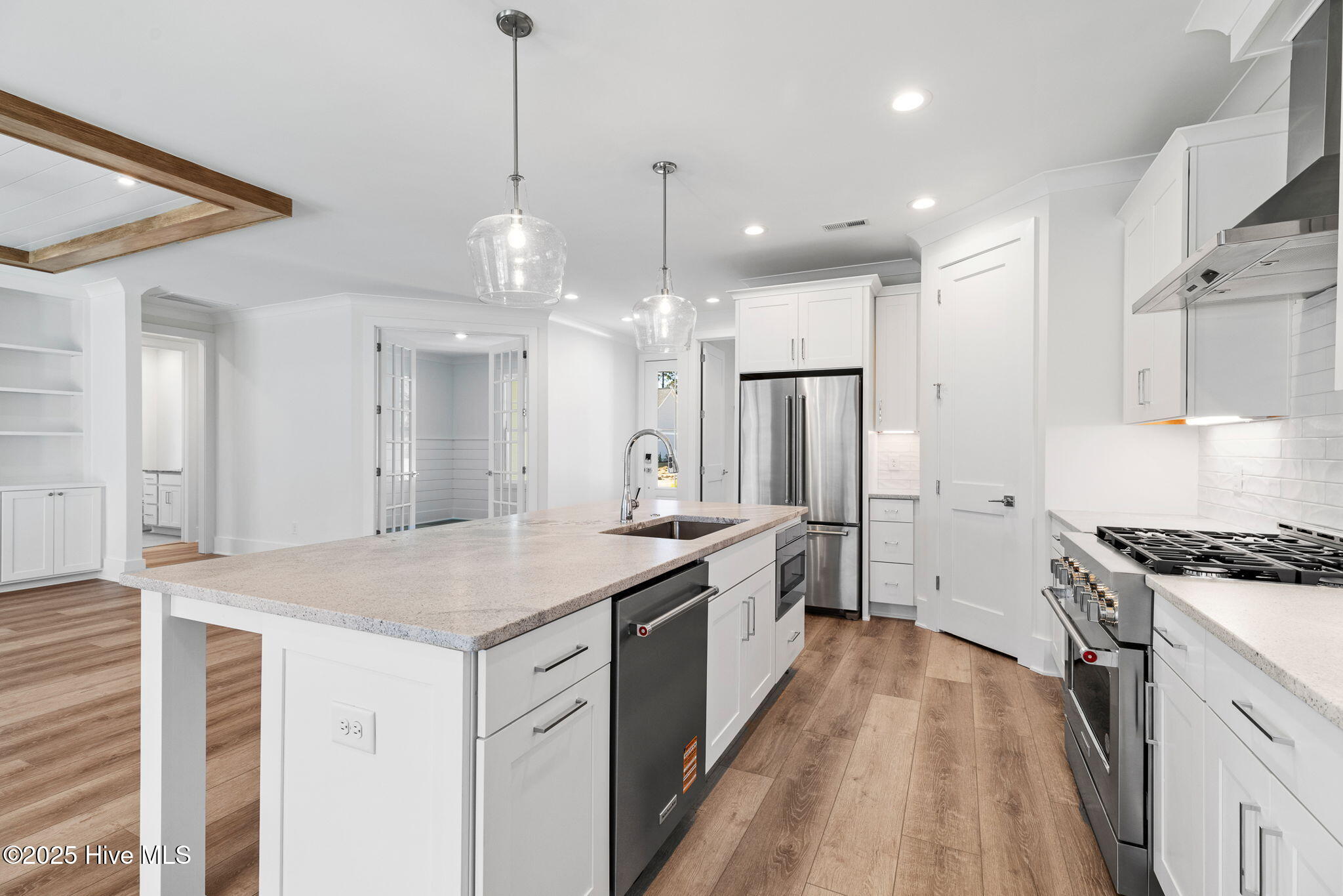 100523885 | Photo 23