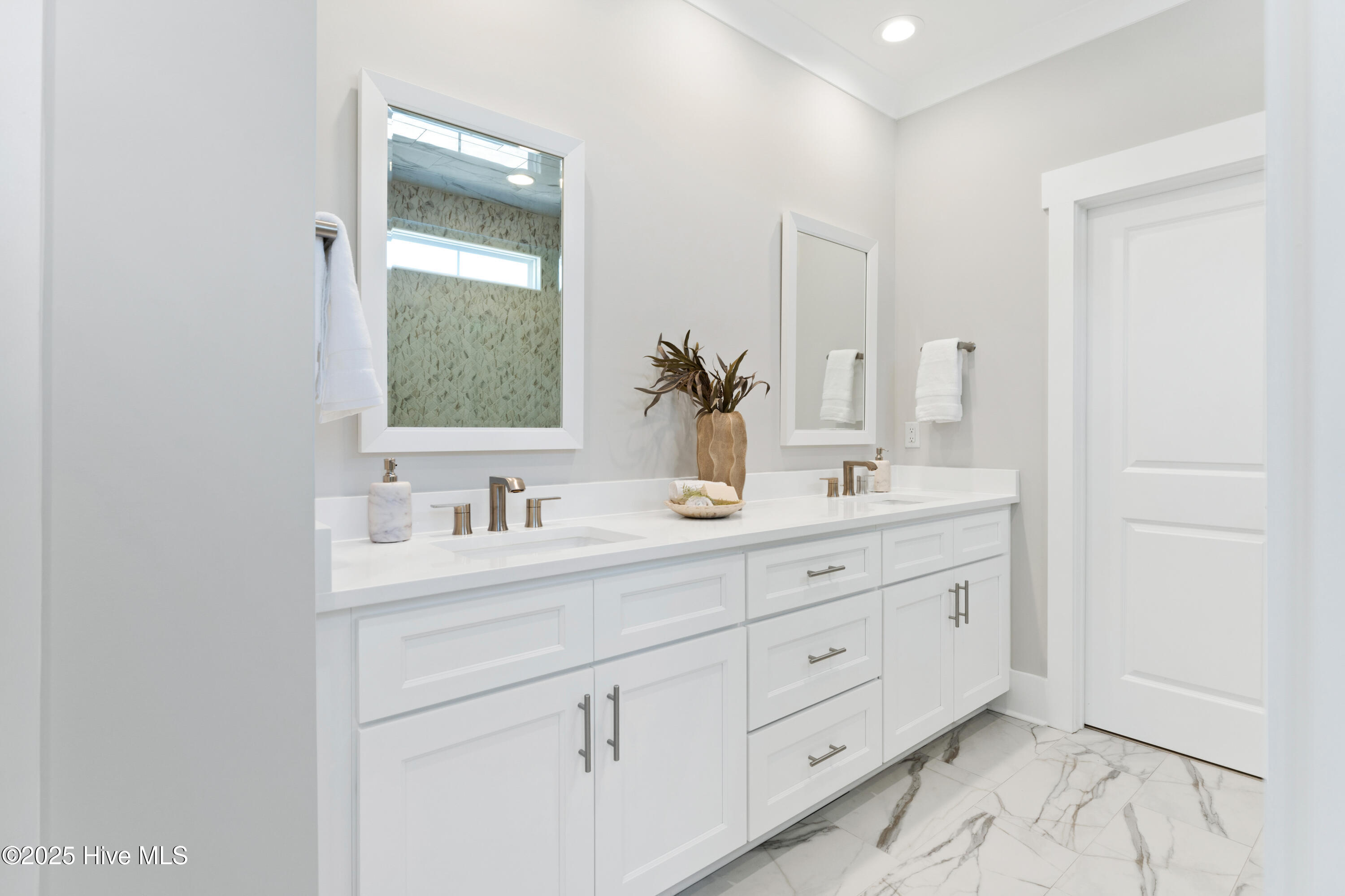 100547015 | Photo 41