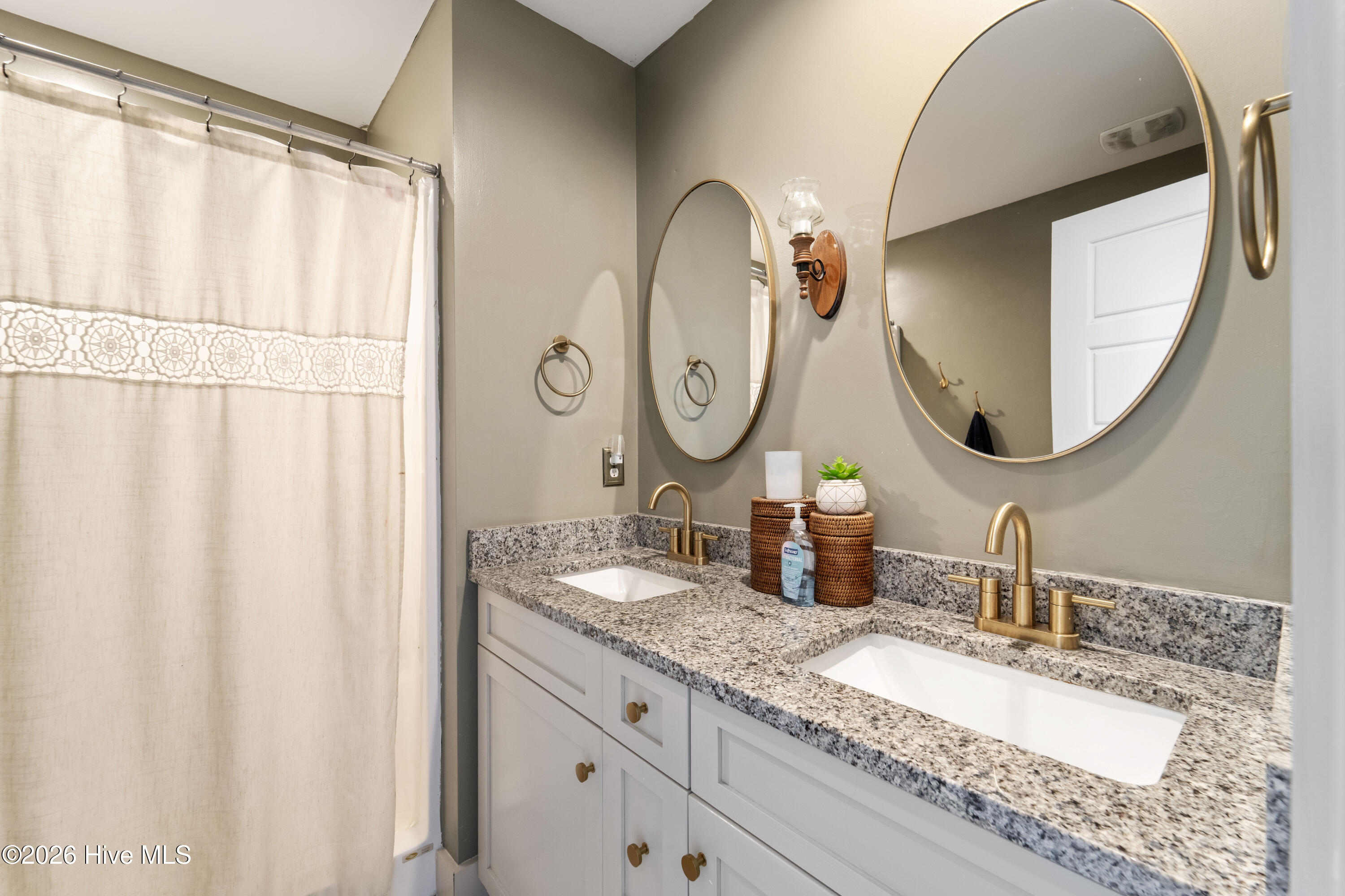 100549687 | Photo 32