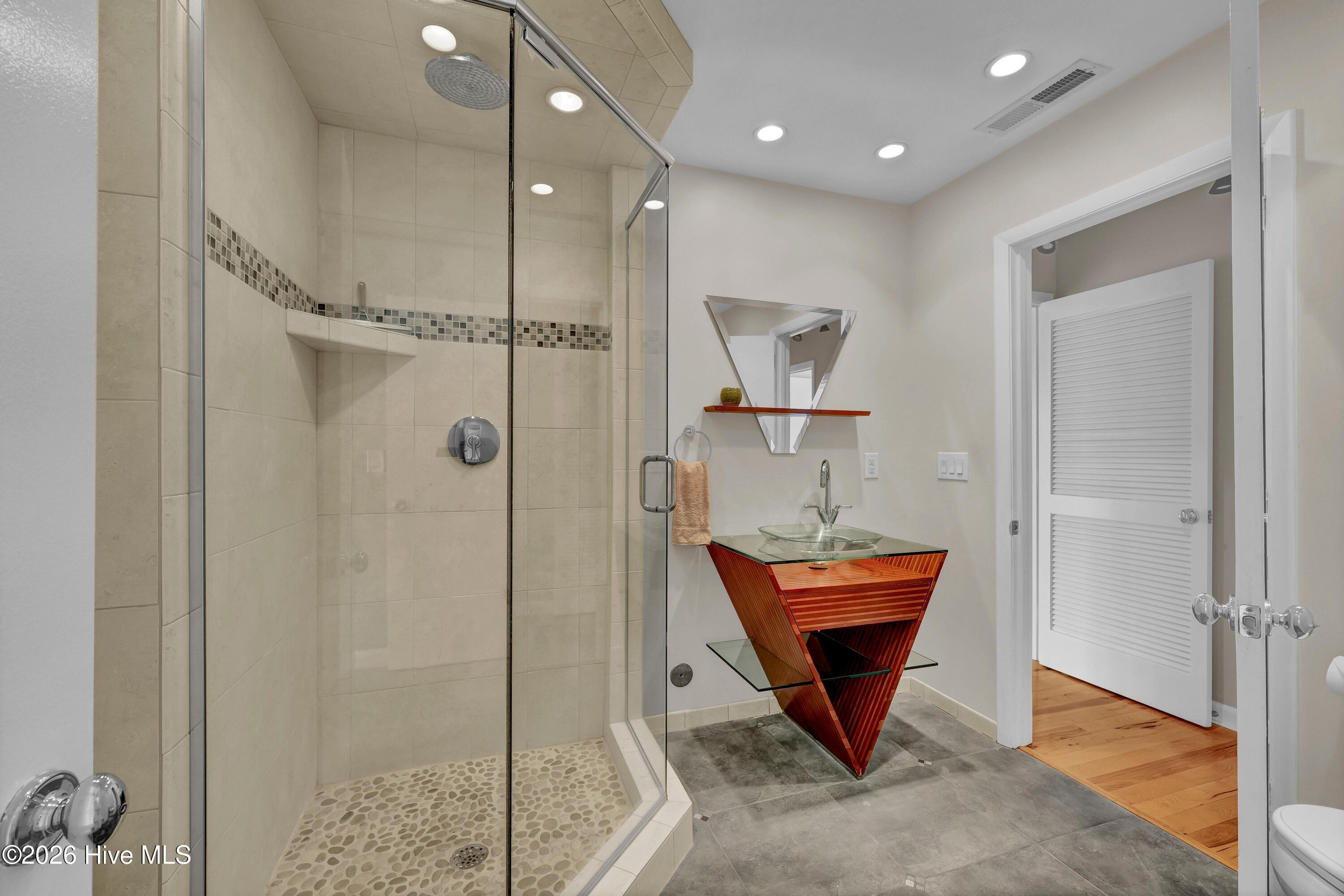 100565989 | Photo 21