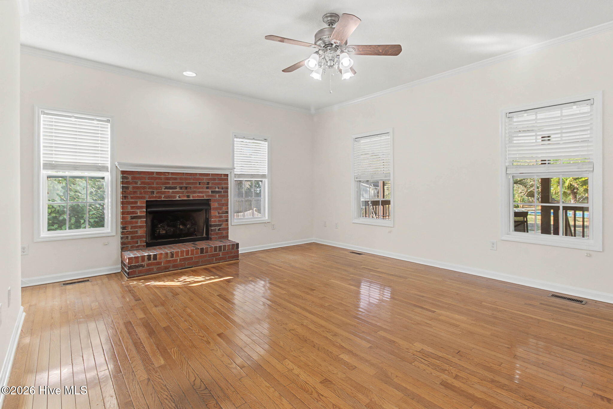 100547779 | Photo 13