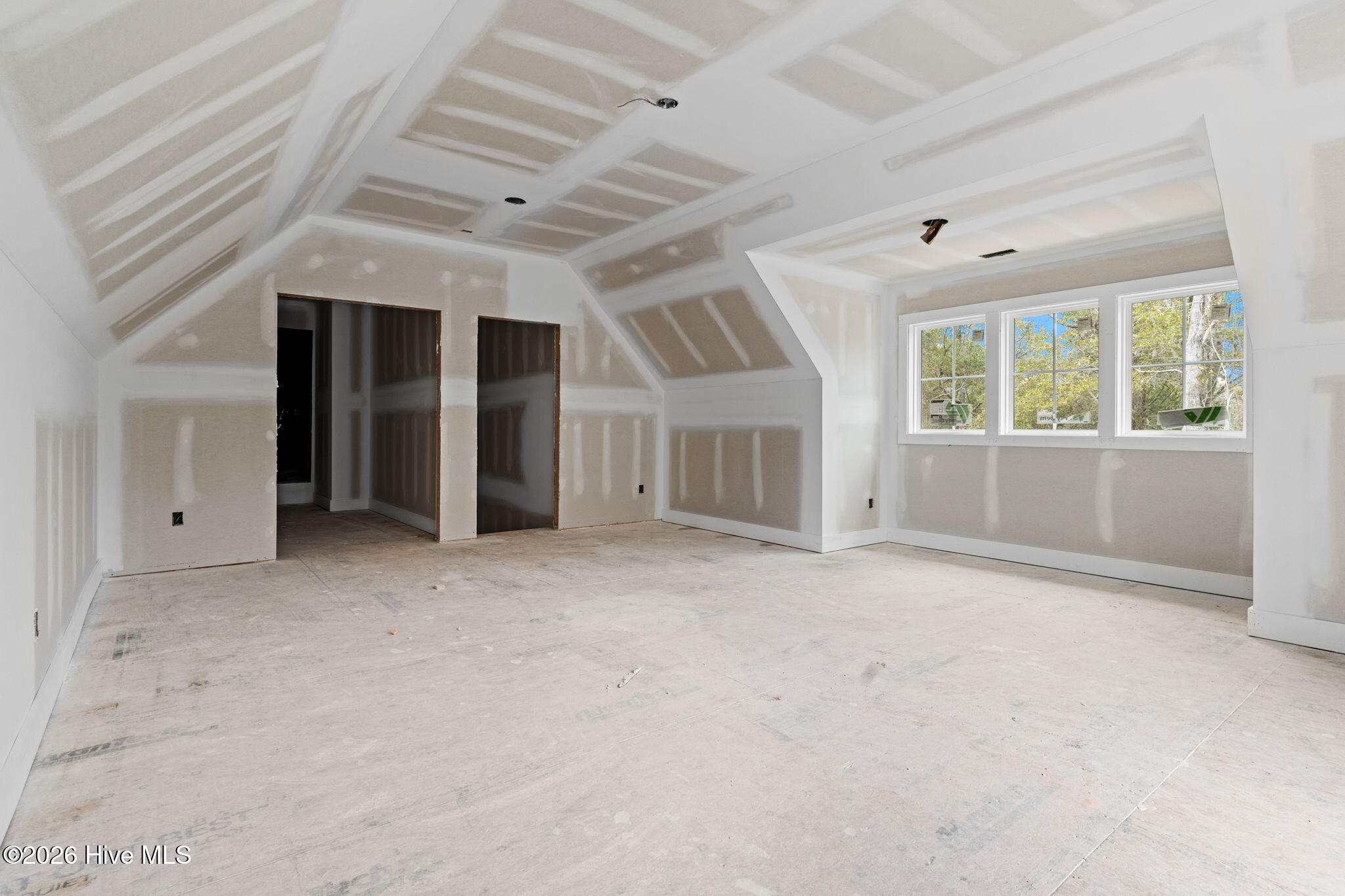 100557802 | Photo 14